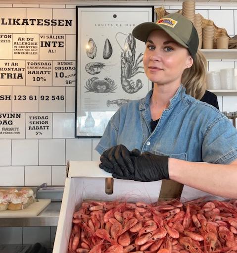 Susanna Ivermo ”startar krig” mot stigande matpriser och sänker alla priser i sin fiskbutik.