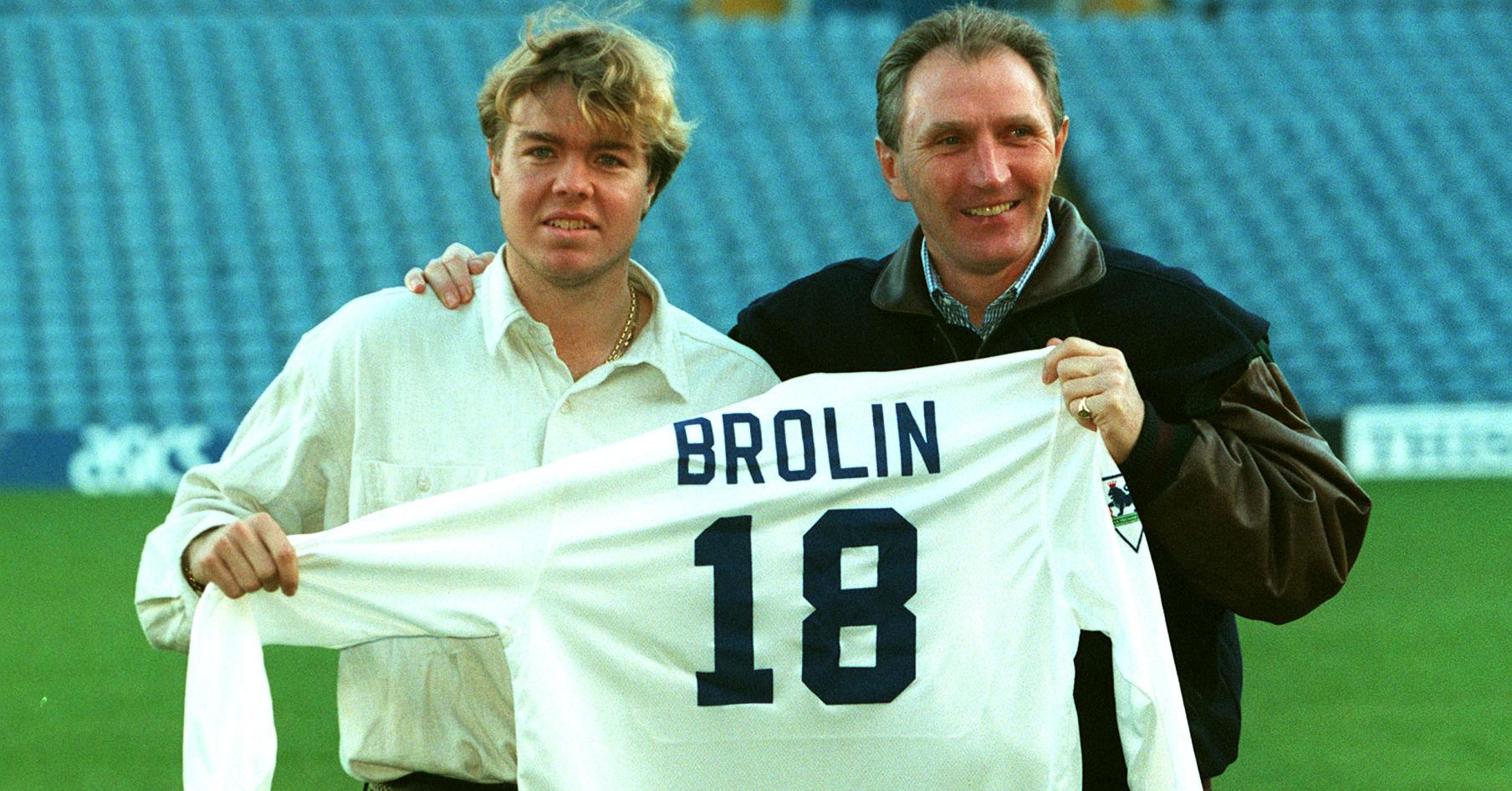 Tomas Brolin med Leedströjan och tränaren Howard Wilkinson.