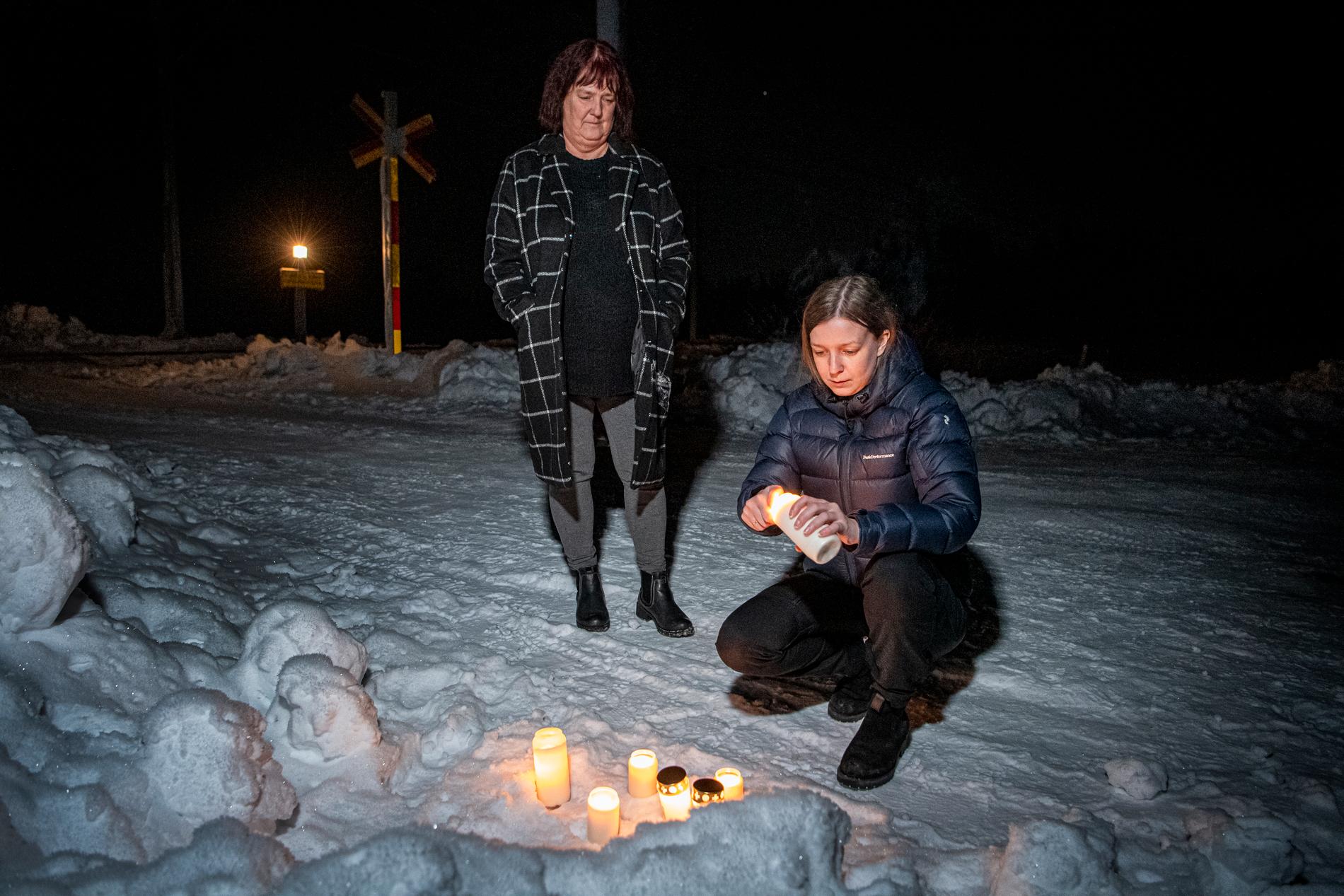 Matilda Saatamuinen, 24, och hennes mamma Kristina Saatamuinen på plats för att tända ljus vid olycksplatsen.