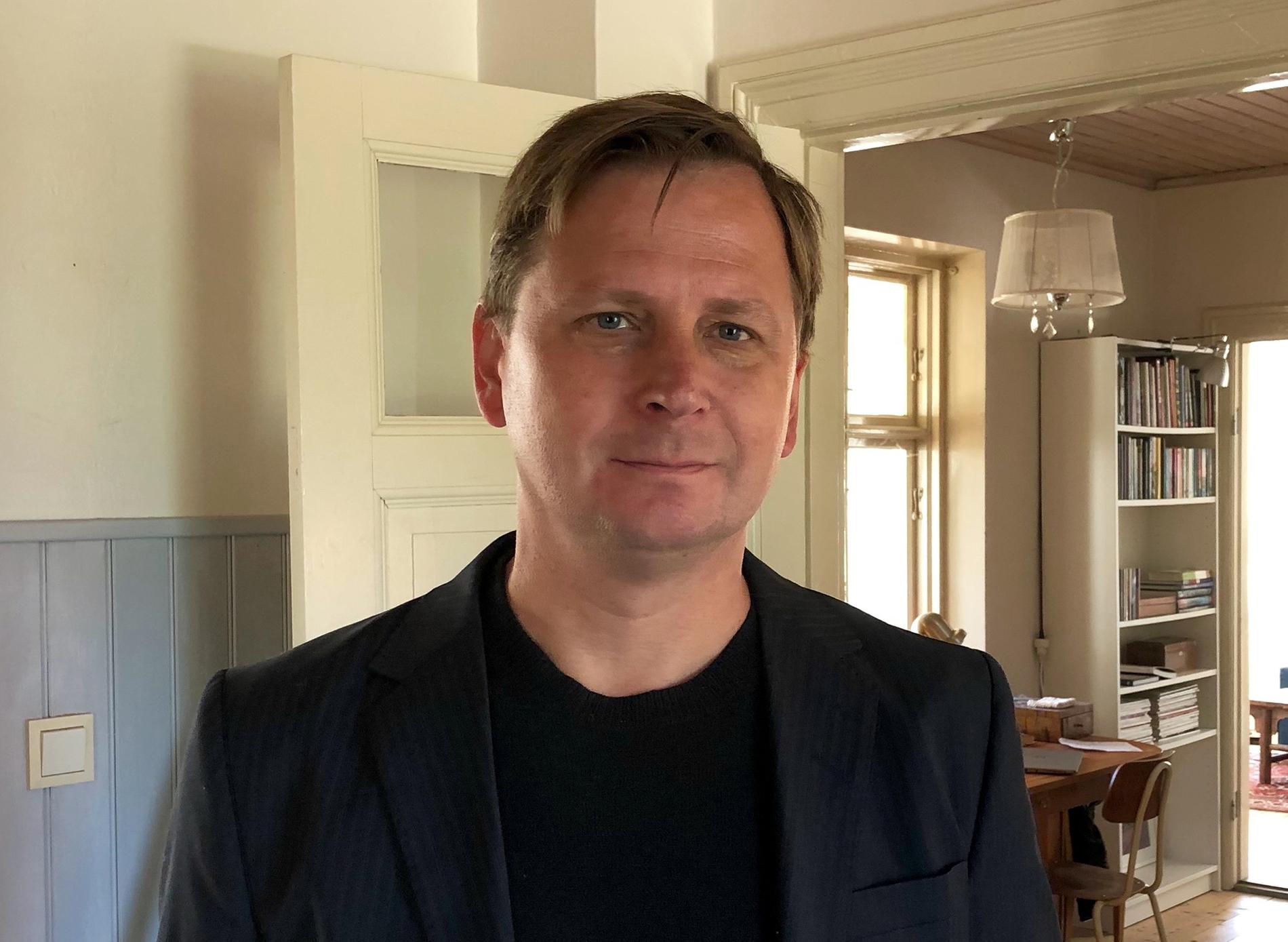 Henrik Ingvarsson ska skriva boken.
