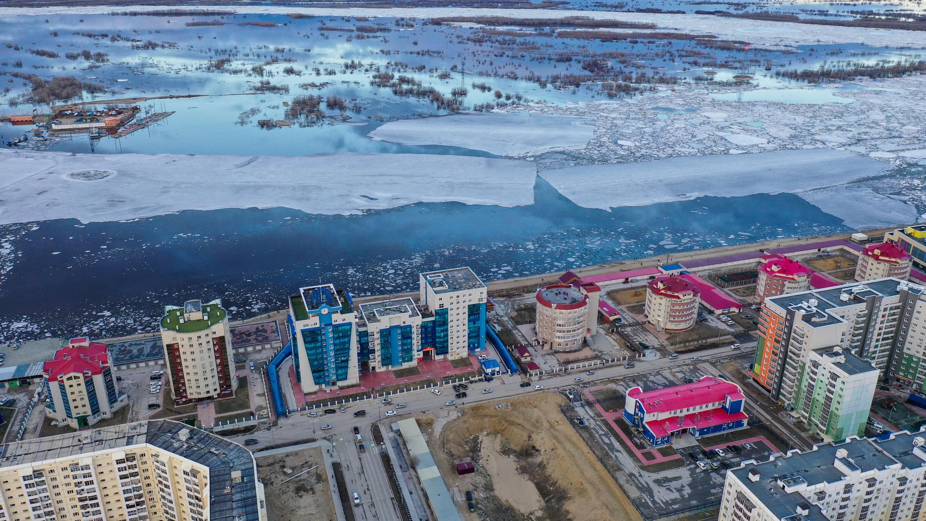 Isen har smält på den stora Lena-floden som passerar genom delrpubliken Sacha i nordöstra Sibiren. Flera platser och städer längs med floden har översvämmats på grund av värmen och den snabba issmältningen. 
