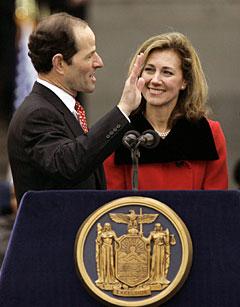 Eliot Spitzer svär eden som guvernör i staten New York 1 januari 2007, under överinseende av hustrun Silda Wall Spitzer.
