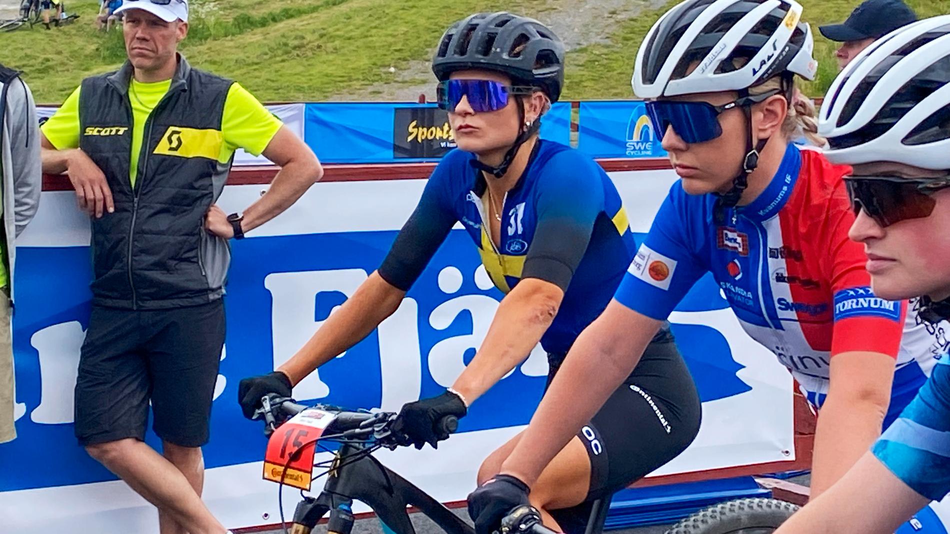 Jenny Rissveds (i mitten, i blå tröja) berättar att hon nu mår ovanligt bra och för första gången känner ett lugn i cyklingen och livet.