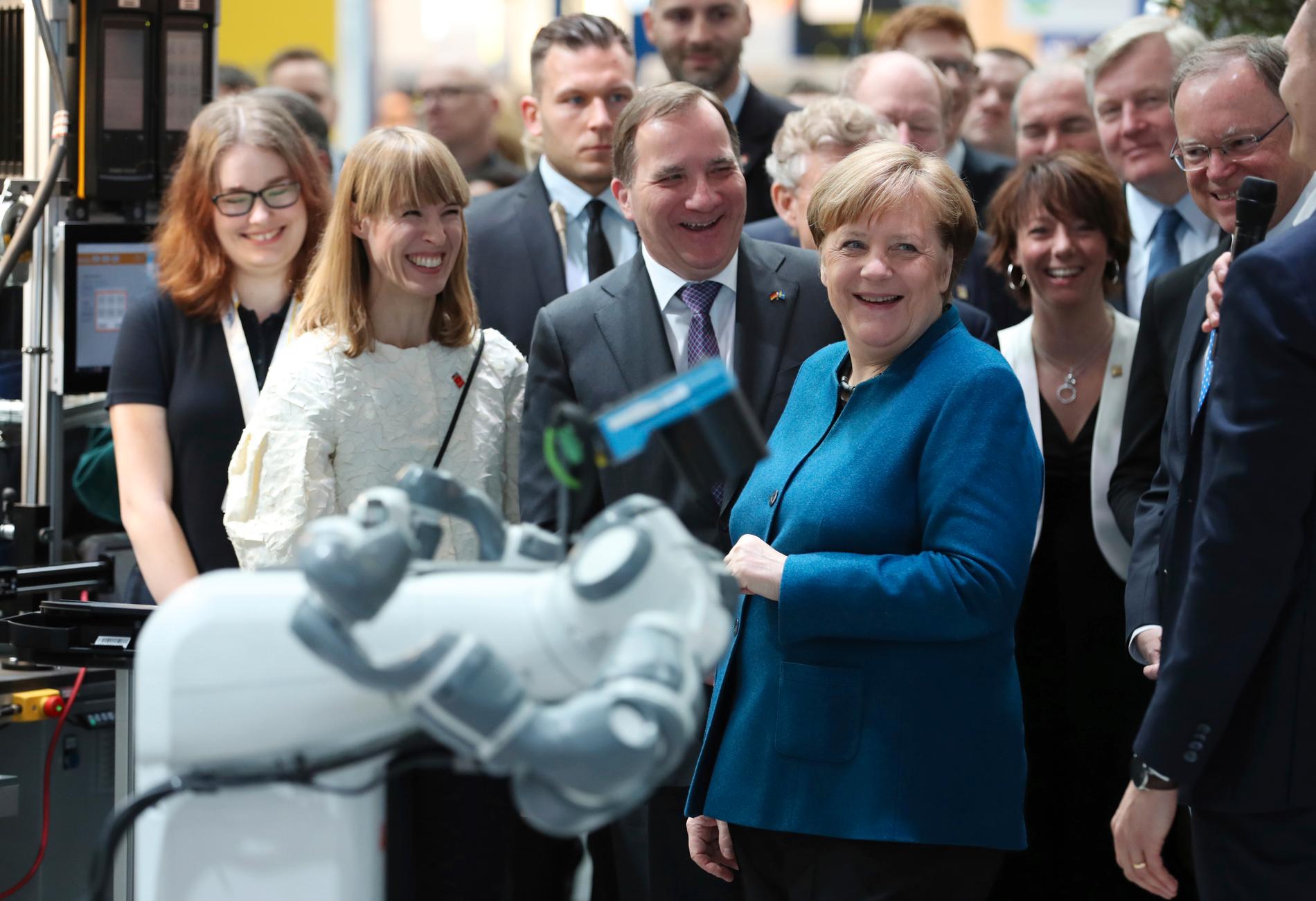 Statsminister Stefan Löfven och den tyska förbundskanslern Angela Merkel har skrivit på ett samarbetsavtal om artificiell intelligens (AI) och utveckling av hållbara batterier.