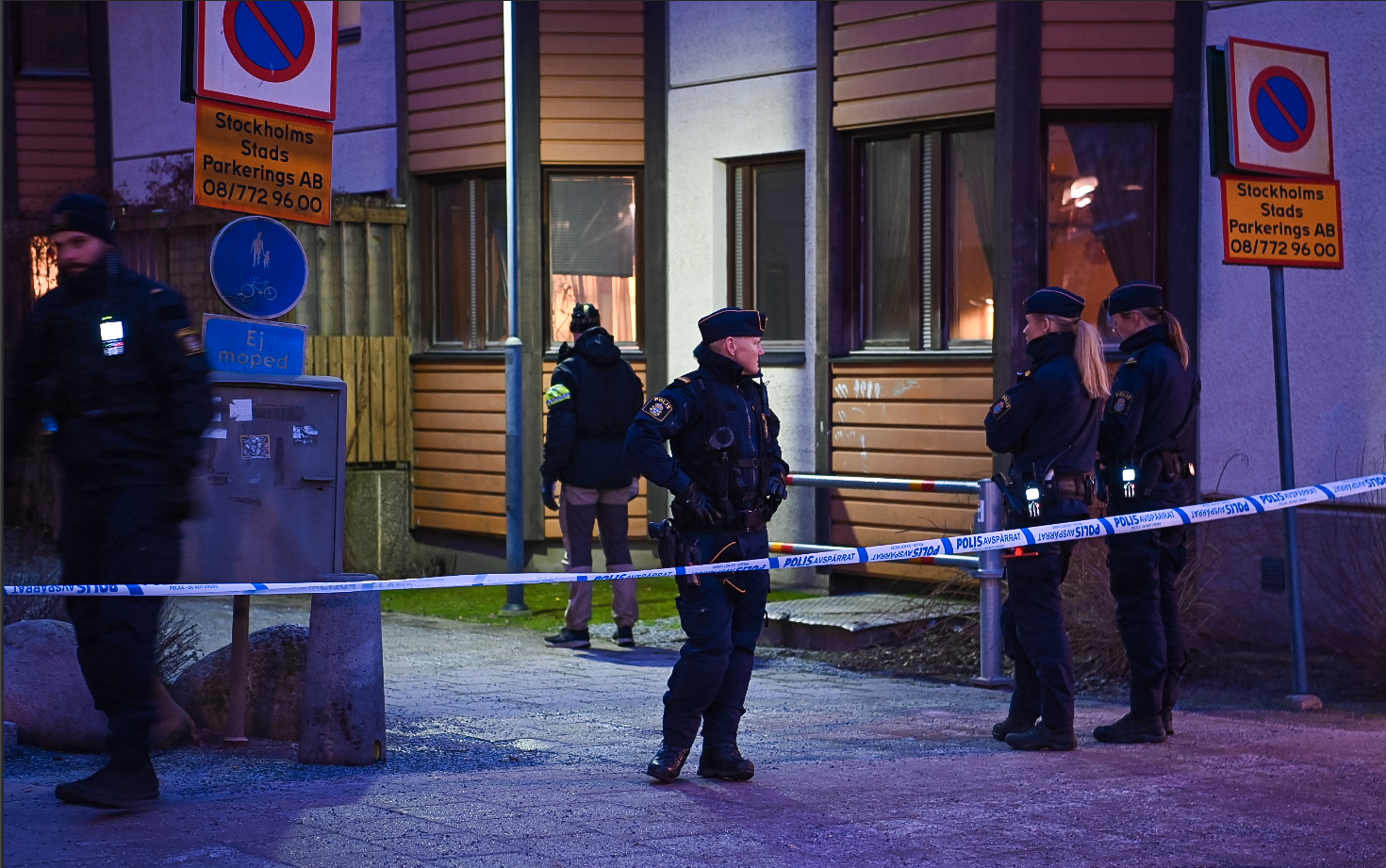 Polisen på plats i Enskededalen i Stockholm efter skjutningen.