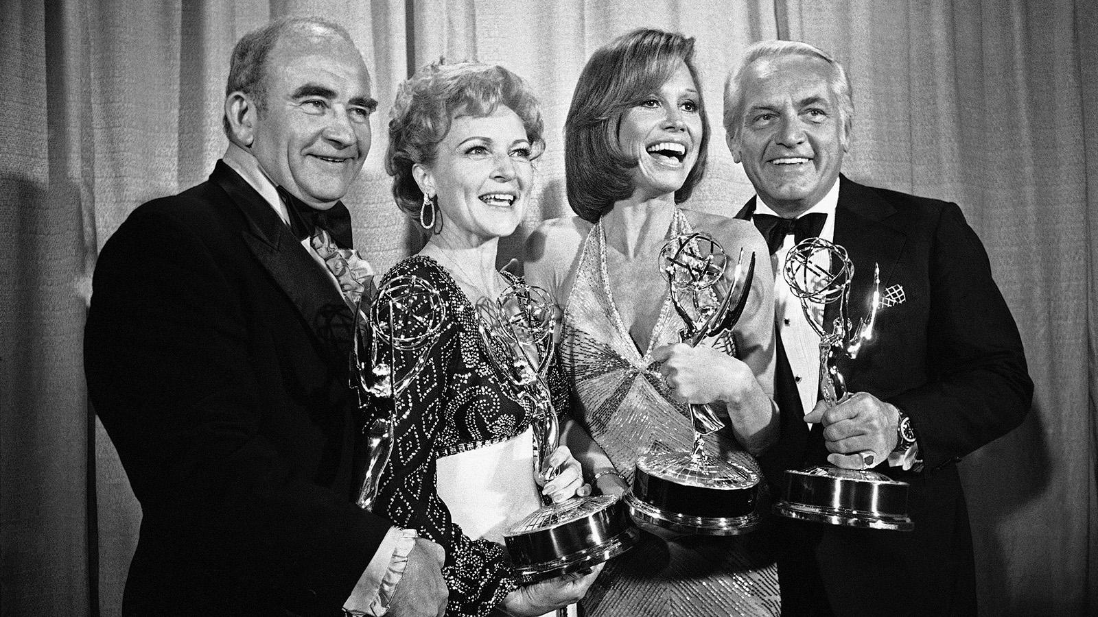 Medverkande i tv-serien "Mary Tyler Moore Show," poserar med sina Emmy-statyetter 1976. Från vänster Ed Asner, Betty White, Mary Tyler Moore och Ted Knight.