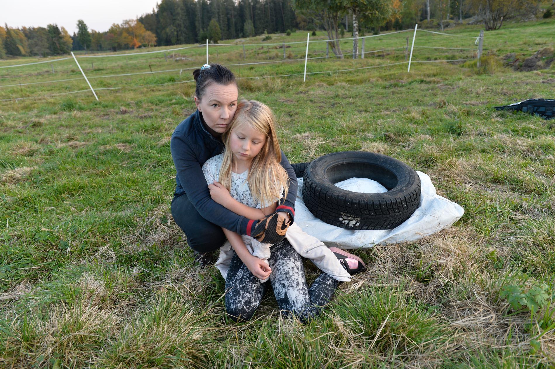 Mamma Åse och åttaåriga dottern Tess på platsen där älsklingsponnyn hittades död.