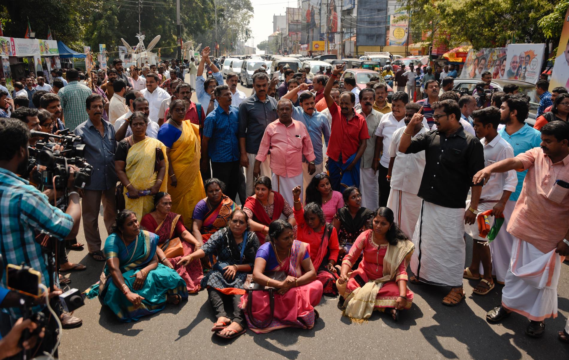 Demonstranter blockerar trafiken vid en gata i Thiruvananthapuram, delstatshuvudstad i Kerala, på onsdagen efter nyheten om att två kvinnor besökt det hinduiska templet Sabarimala.