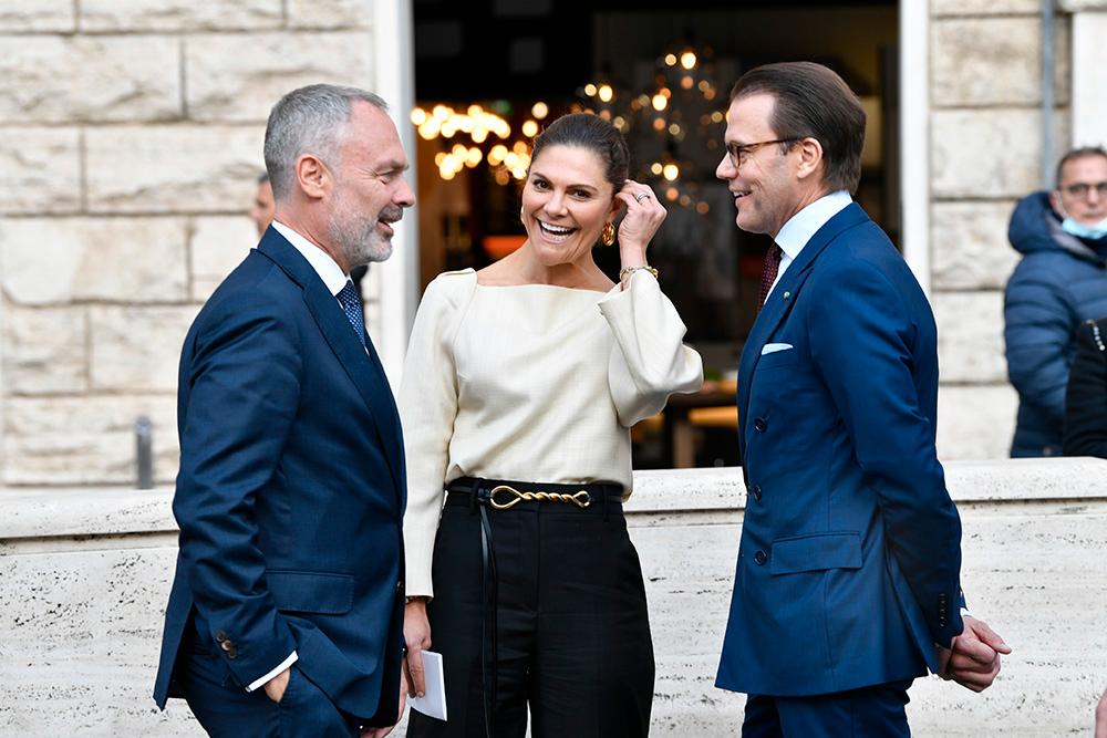 i Jan Björklind, Sveriges ambassadör i Italien, kronprinsessan Victoria och prins Daniel i Rom. 