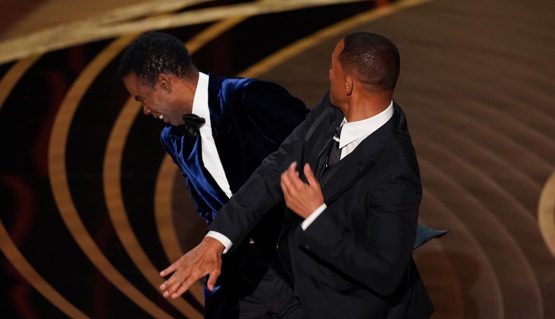 Will Smith slår till Chris Rock på Oscarsgalan. 