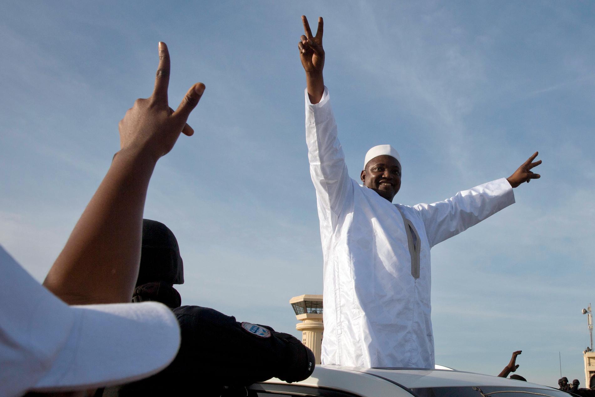 Gambias president Adama Barrow, som svurits in i exil, hälsades av jublande folkmassor när han i januari 2017 anlände till huvudstaden Banjul. Arkivbild.