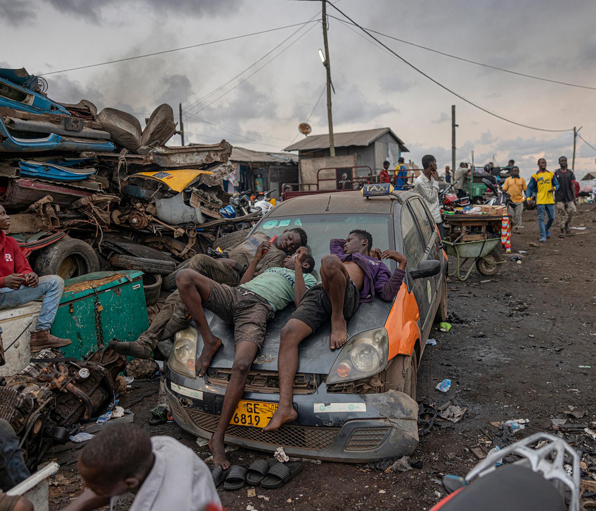 Klimatflyktingarna i Ghana har tvingats bort från sina hem när regnen slutade falla. Här dumpas miljontals plagg, en gång inlämnade för återvinning på andra sidan jorden, av människor som trodde de gjorde något gott.