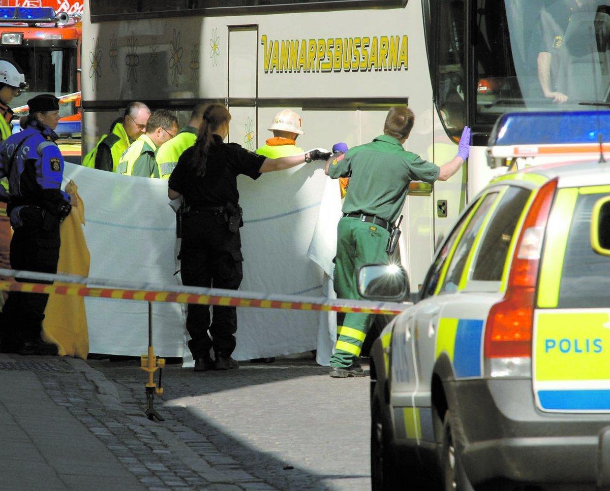 DÖDADES Kvinnan kom gående på Stora Södergatan i Lund när hon kom i bråk med ett gäng ungdomar.