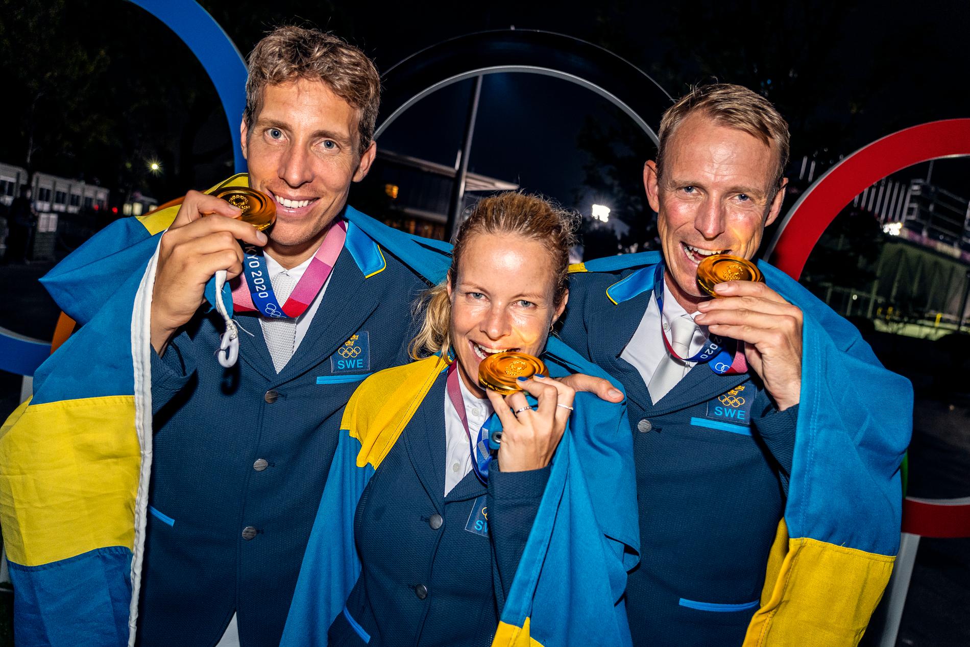 Henrik von Eckermann, Peder Fredricson och Malin Baryard Johnsson efter OS-guldet i lagfinalen. 