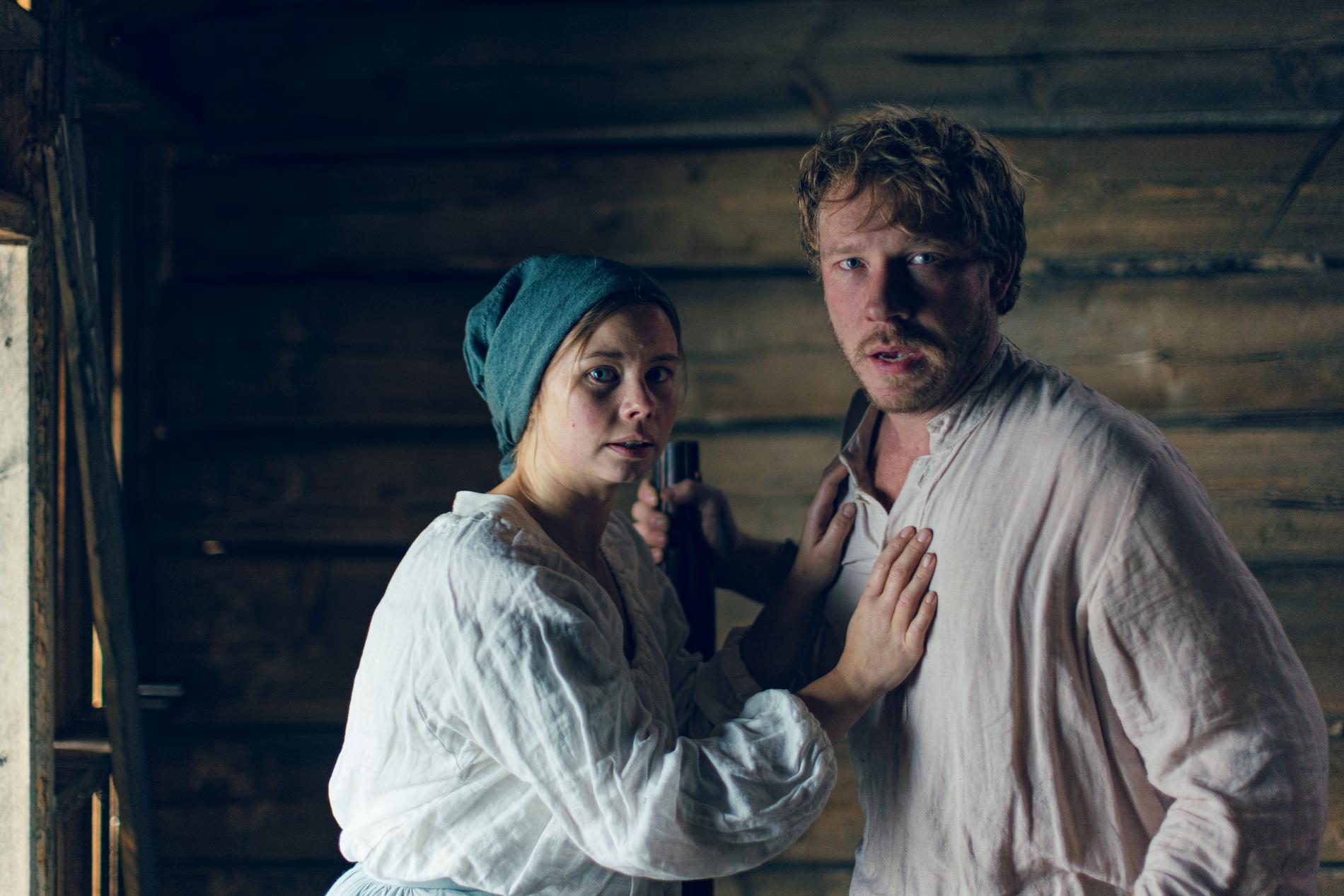 Janne (Linus Troedsson) och Maja (Amanda Jansson) går igenom stora vedermödor på Åland under 1800-talet. Pressbild.