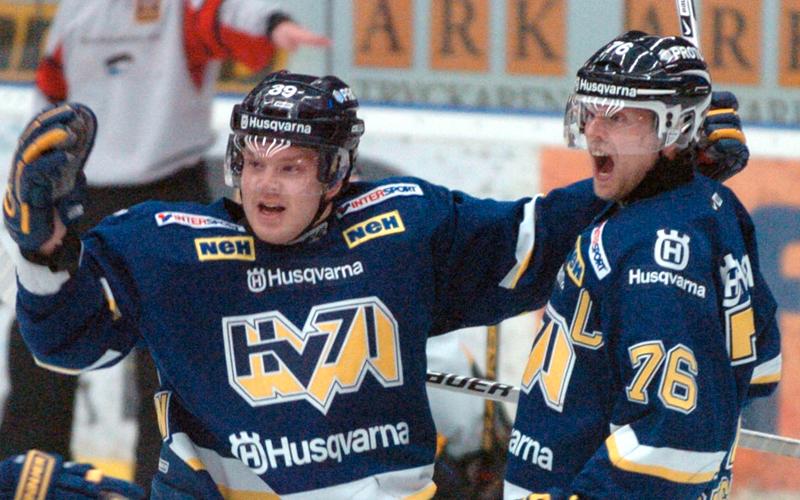 Säsongen 2007/2008 tog Davidsson sitt tredje SM-guld med HV71. Här jublar han med radarpartnern Jukka Voutilainen.