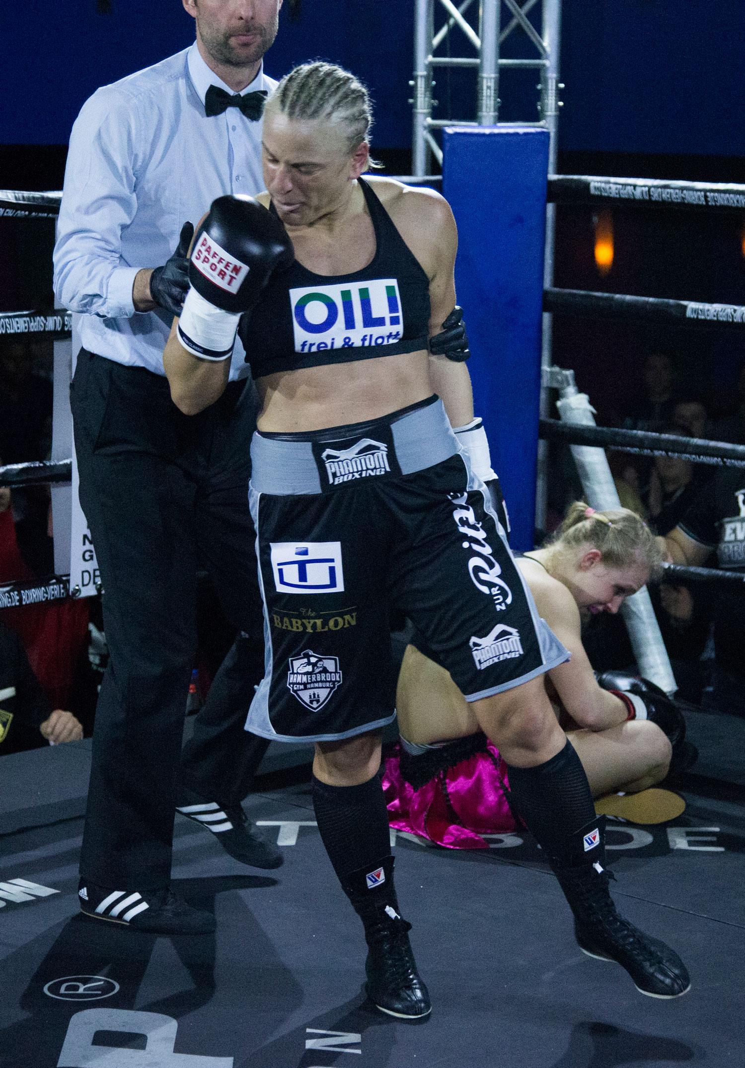 Maria Lindberg skickade Timea Belik i golvet två gånger innan hon vann på knock.