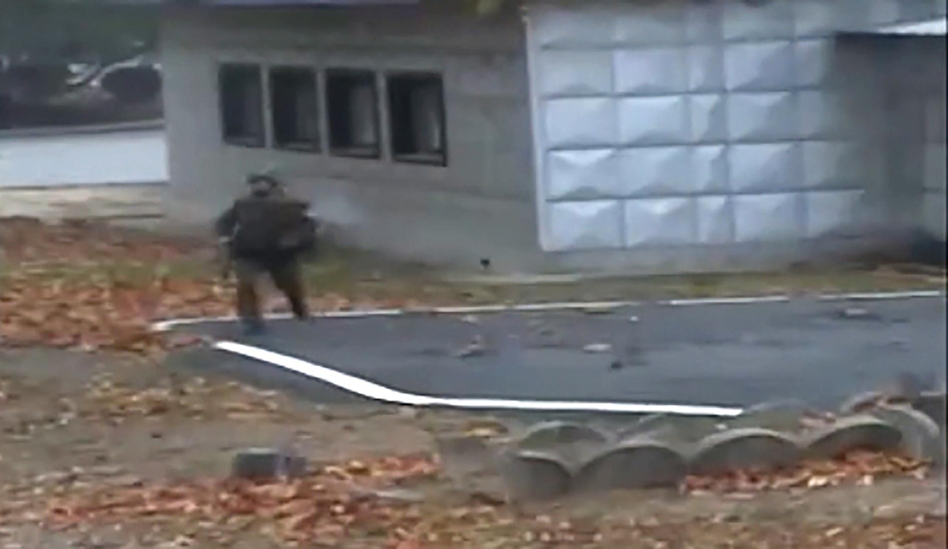 En bild från en övervakningsfilm visar den flyende nordkoreanska soldaten.