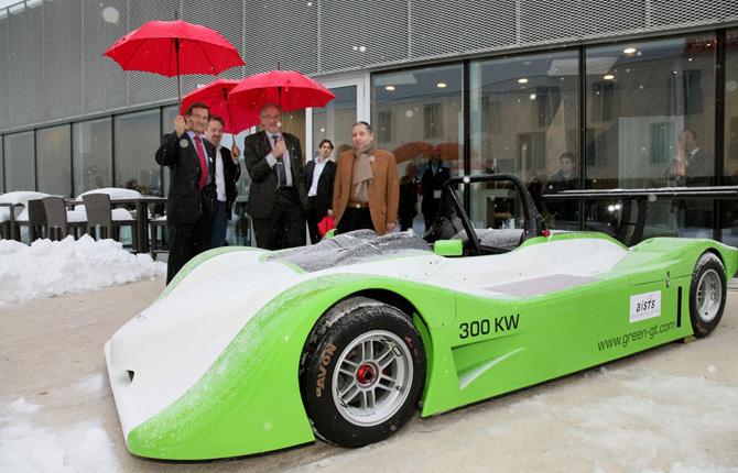 FIA:s president Jean Todt, i brun kavaj, beskådar Green GT:s nya bil.