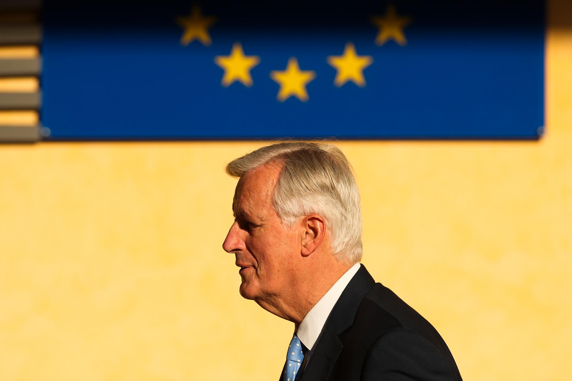 EU:s chefsförhandlare om brexit, Michel Barnier, på väg in till måndagens ambassadörsmöte i Bryssel.