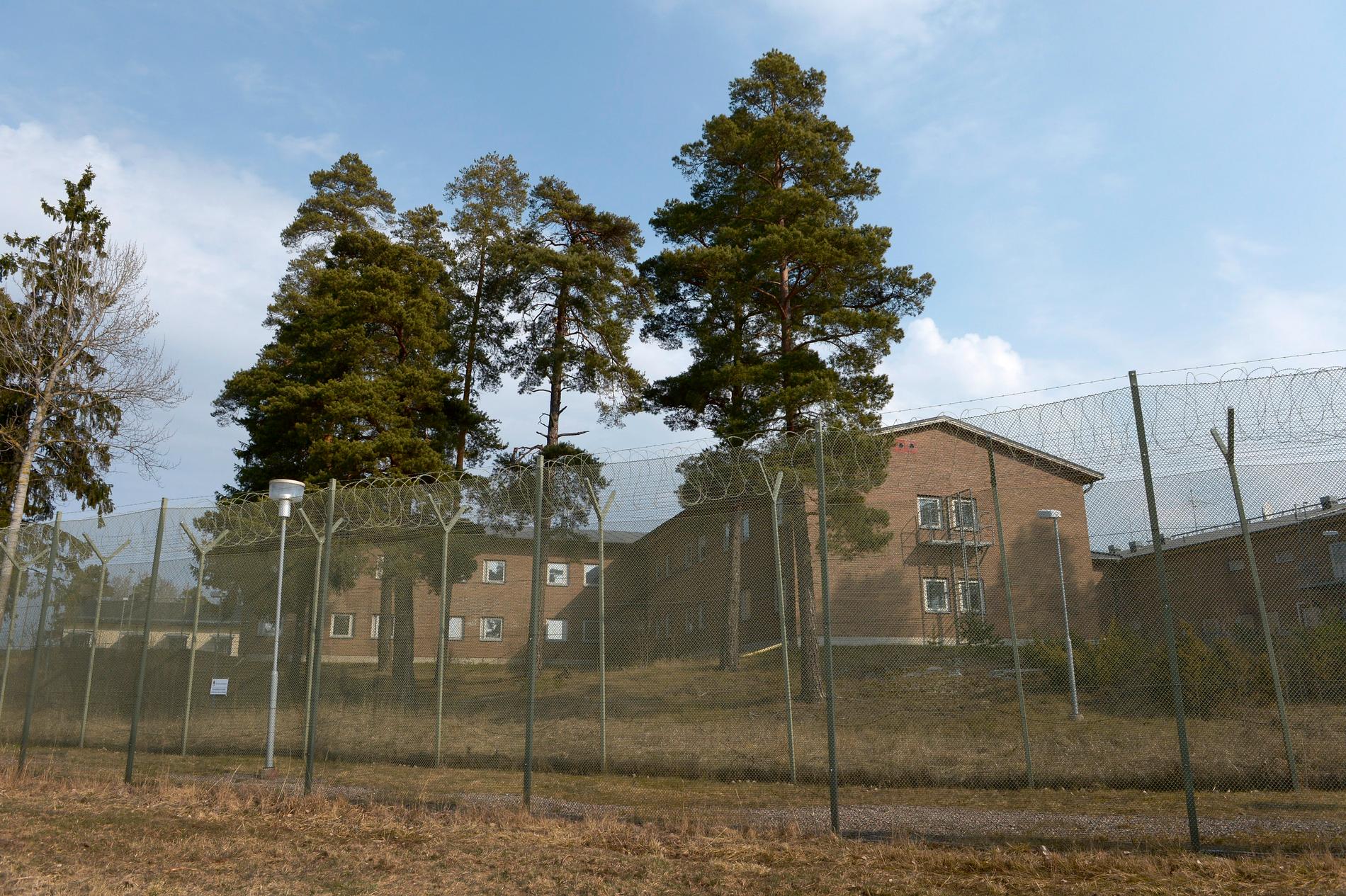 Storboda är en sluten anstalt med säkerhetsklass två. Där sitter 78 personer, de flesta dömda till längre fängelsestraff.