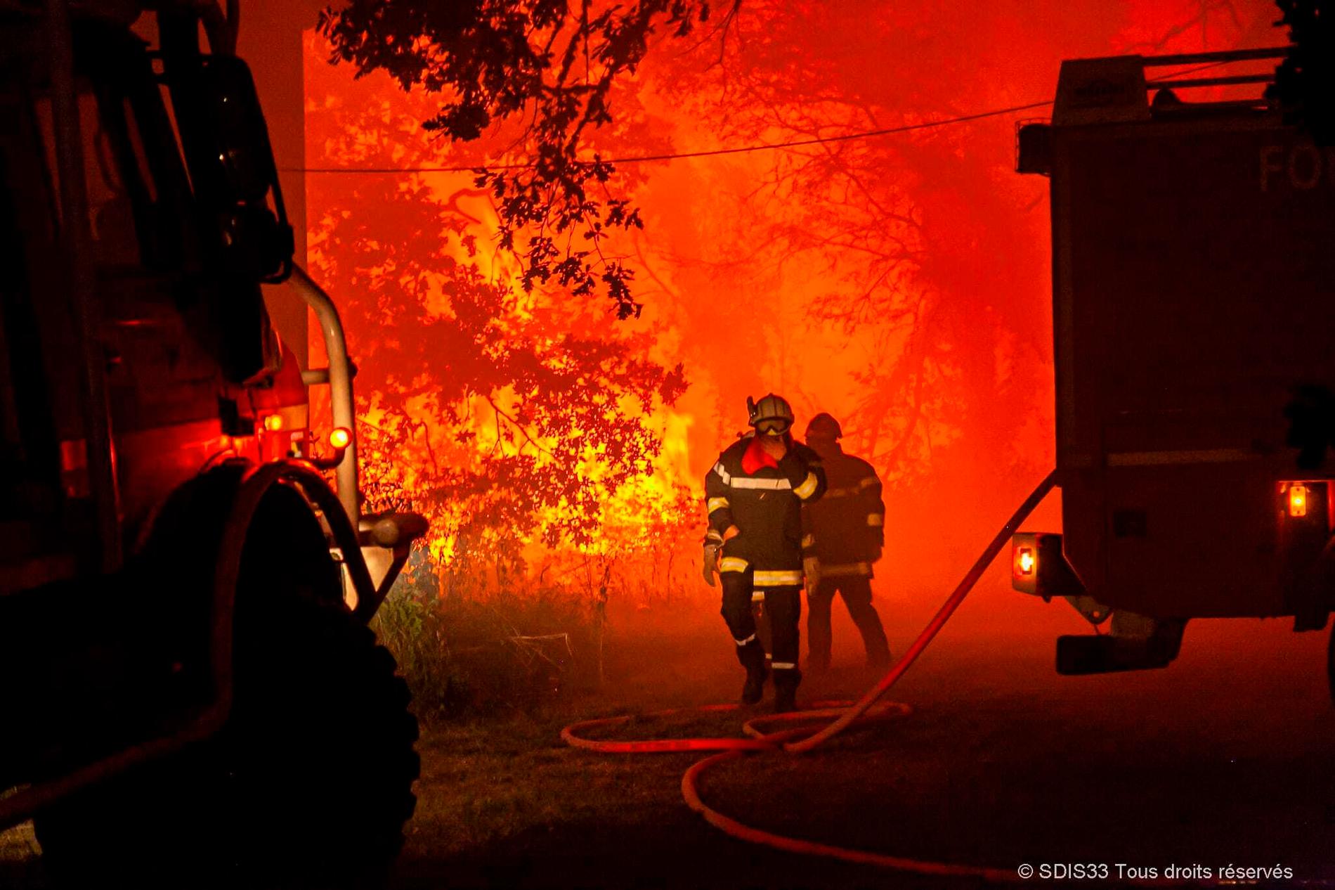 Brandkåren i Gironde-regionen (SDIS 33) visar brandmän som bekämpar skogsbränder nära Landiras, sydvästra Frankrike.