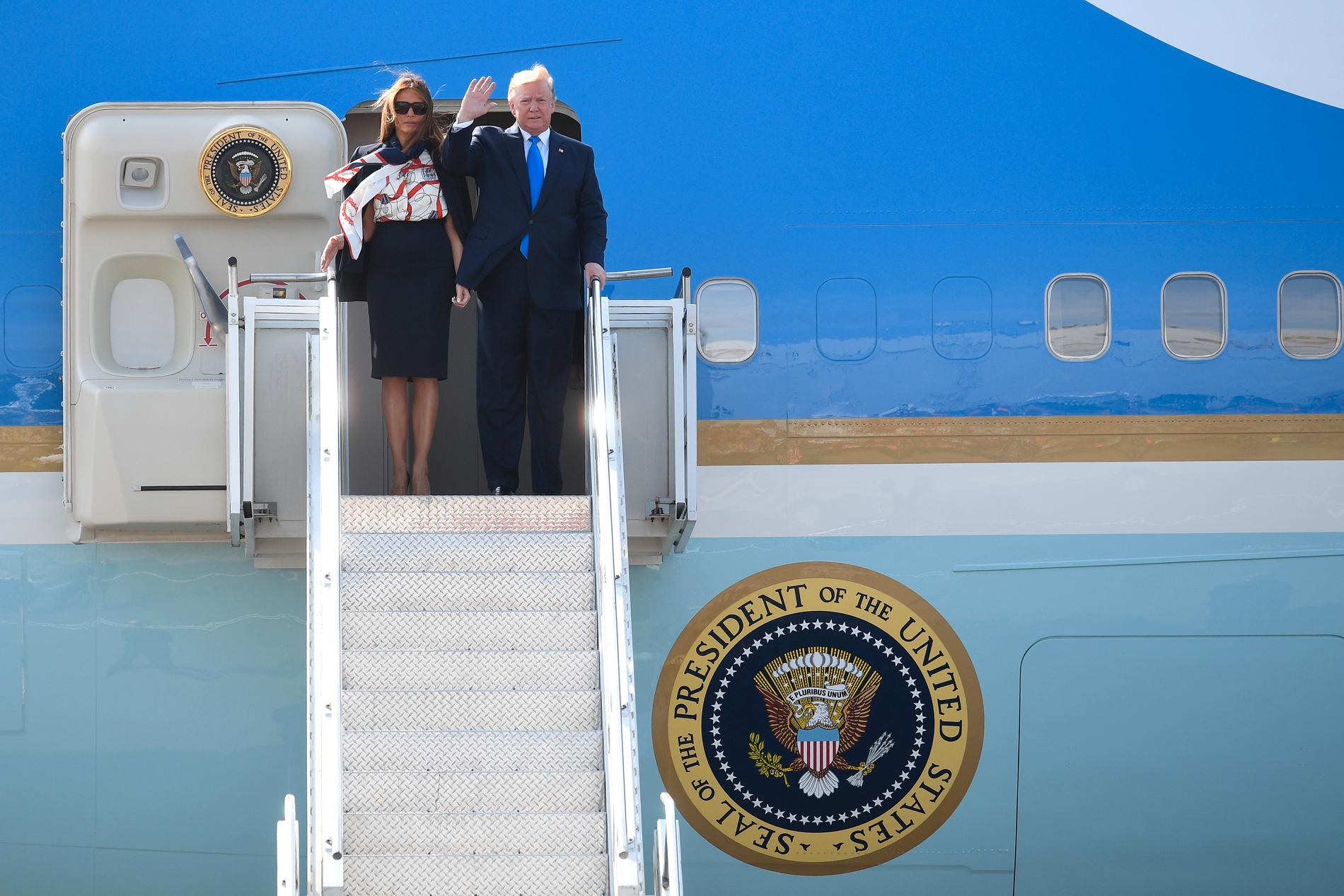 Melania och Donald Trump landar inför statsbesöket. 