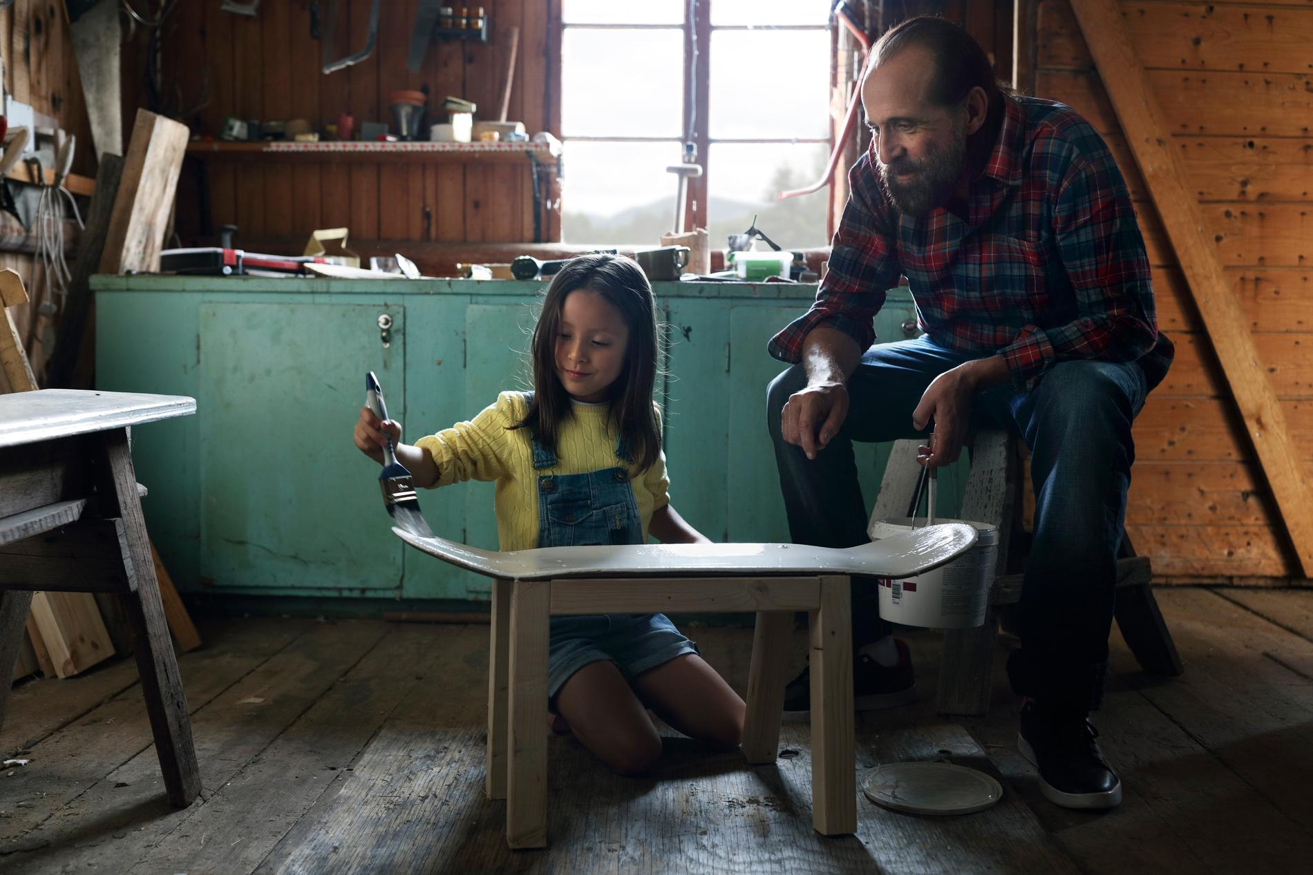 Peter Stormare, 62, och dottern Kaiya, 7, i ny reklamfilm för byggvaruhuskedjan Bauhaus