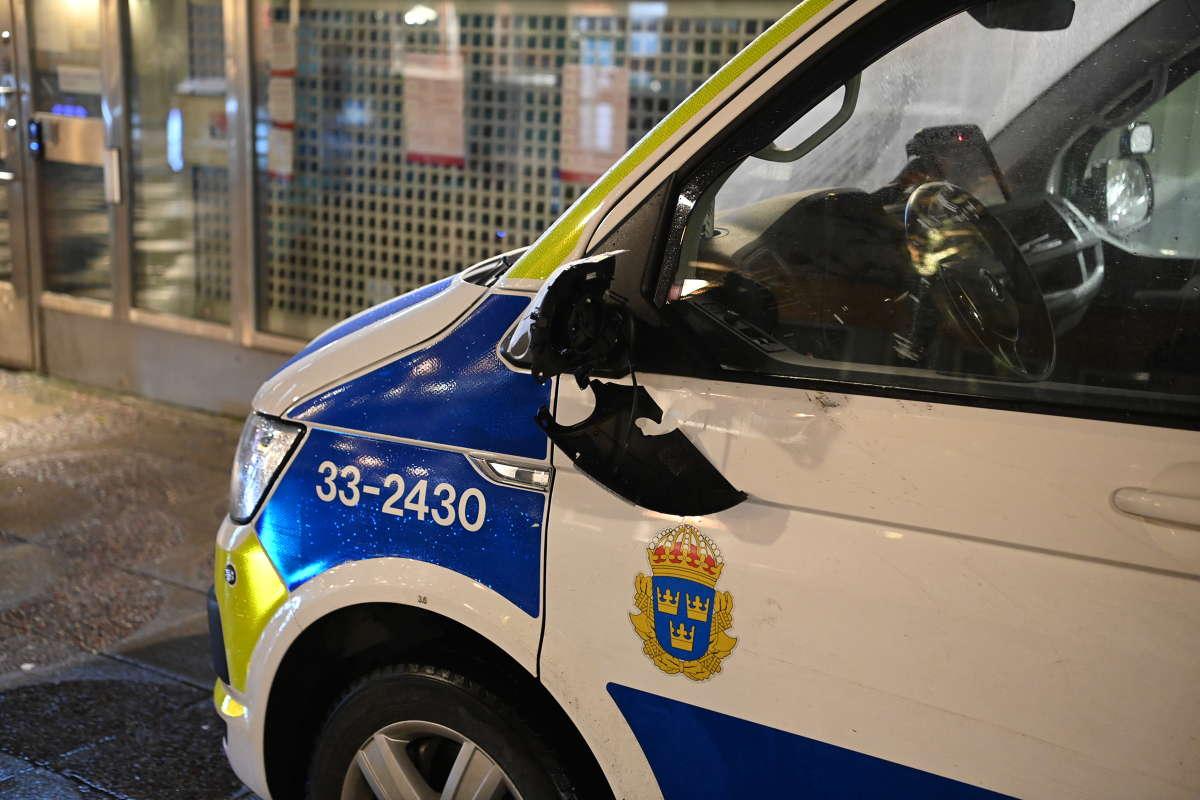 En polisbil som saboterades under insatsen i Tensta.