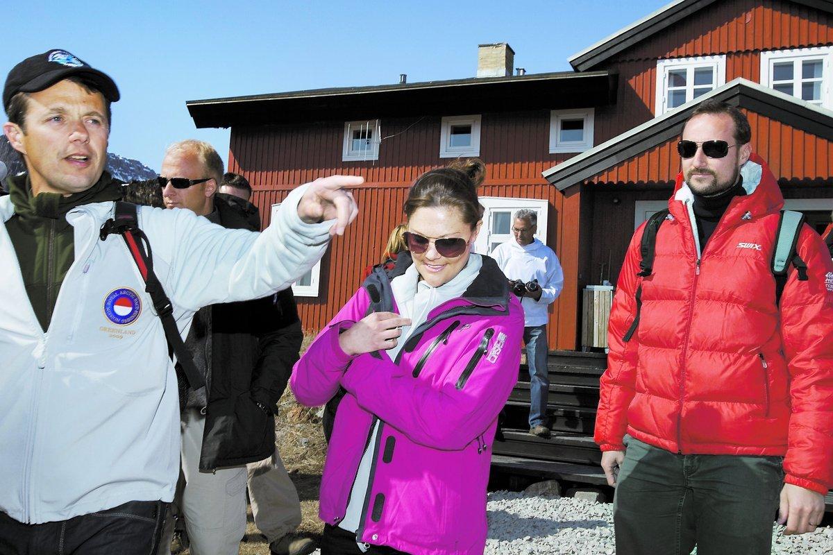 författartrio Danmarks kronprins Frederik, kronprinsessan Victoria och Norges kronprins Haakon besökte Grönland i slutet av maj. Då var det fortfarande hemligt att de tre tronföljarna arbetar med ett bokprojekt.