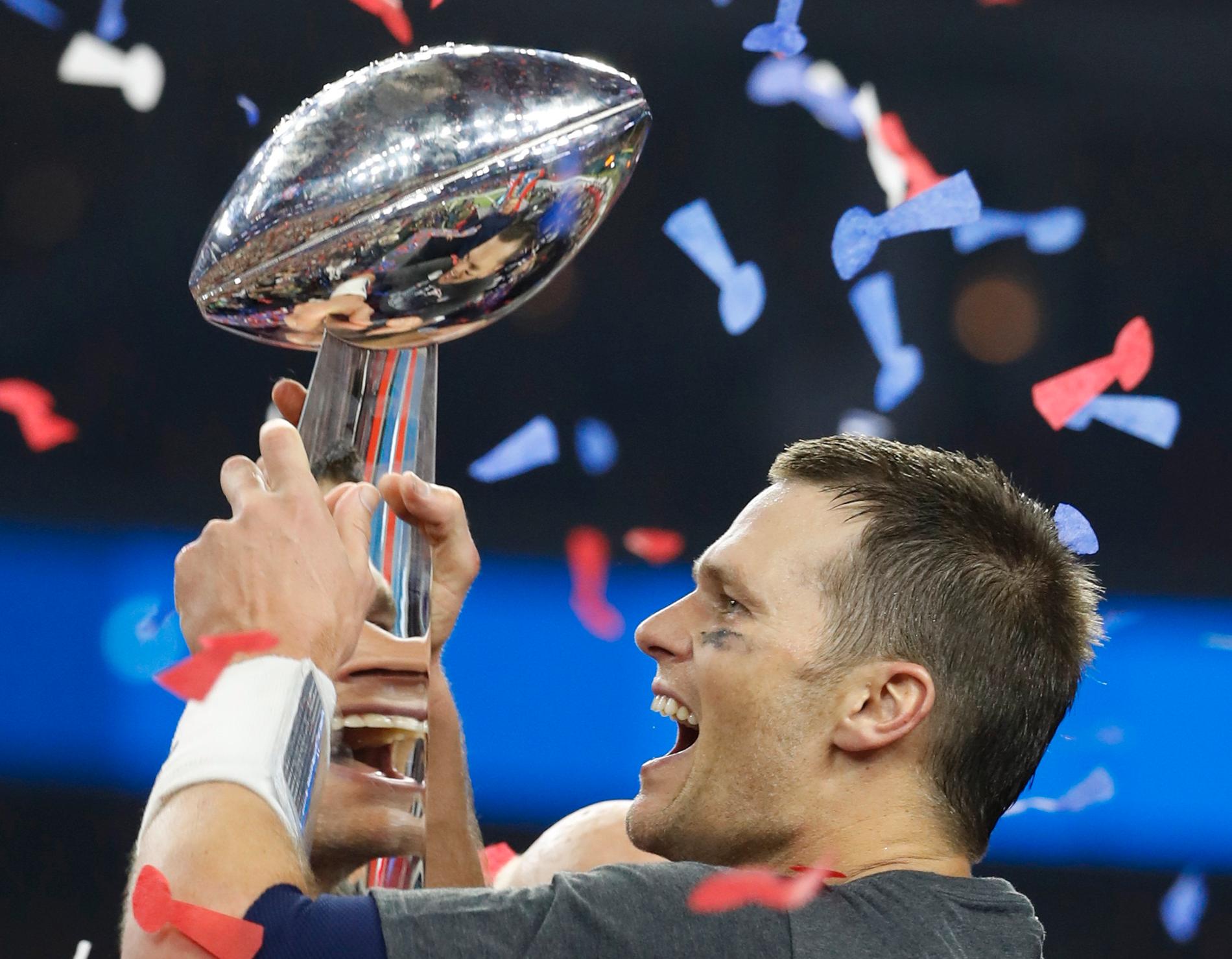 Tom Brady lyfter bucklan efter New England Patriots seger i Superbowl ifjol.