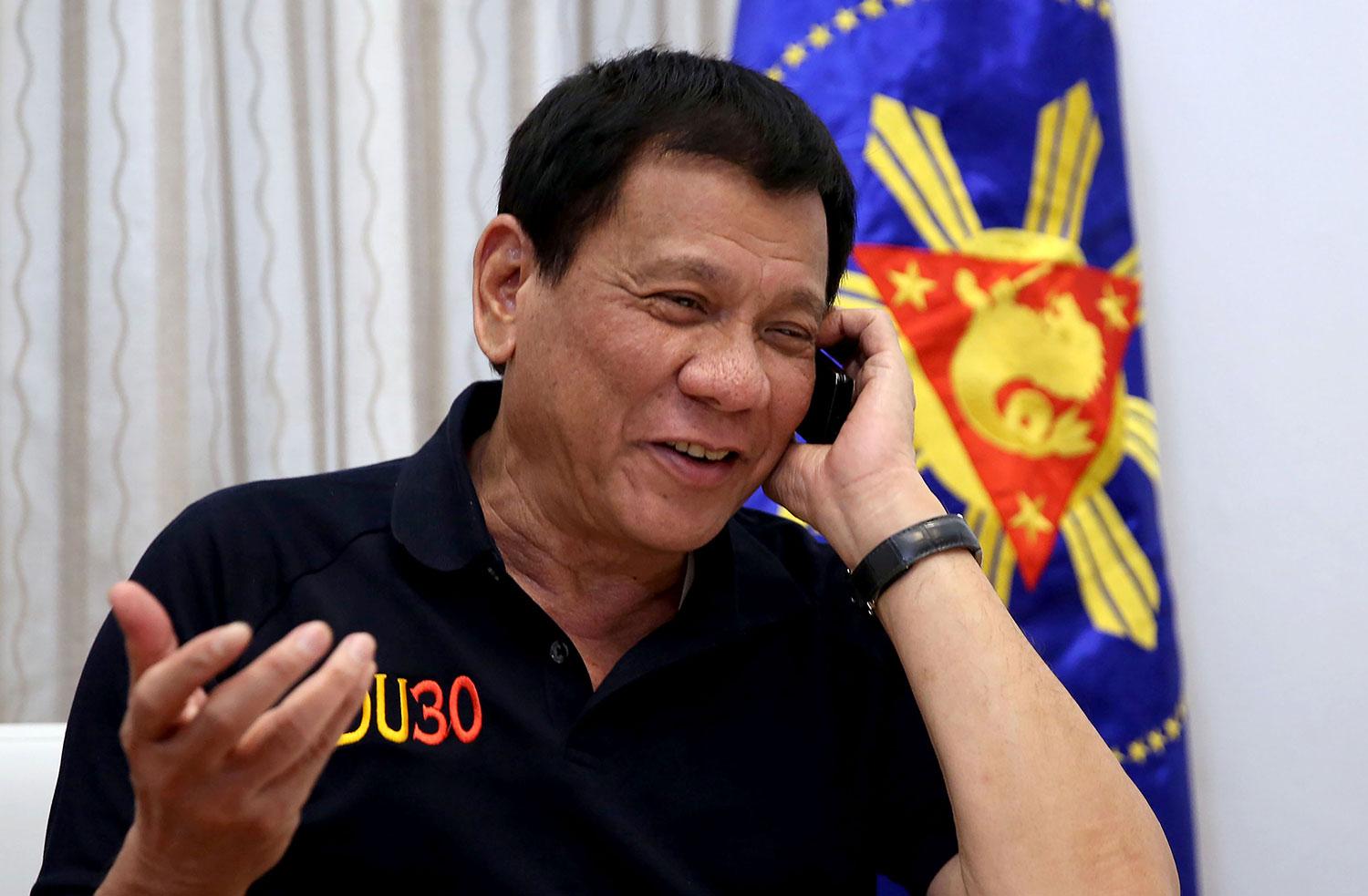 Filippinernas president Rodrigo Duterte i telefon med Donald Trump.