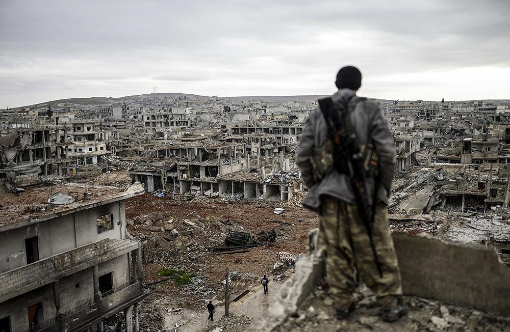 En kurdisk soldat blickar ut över Kobane.