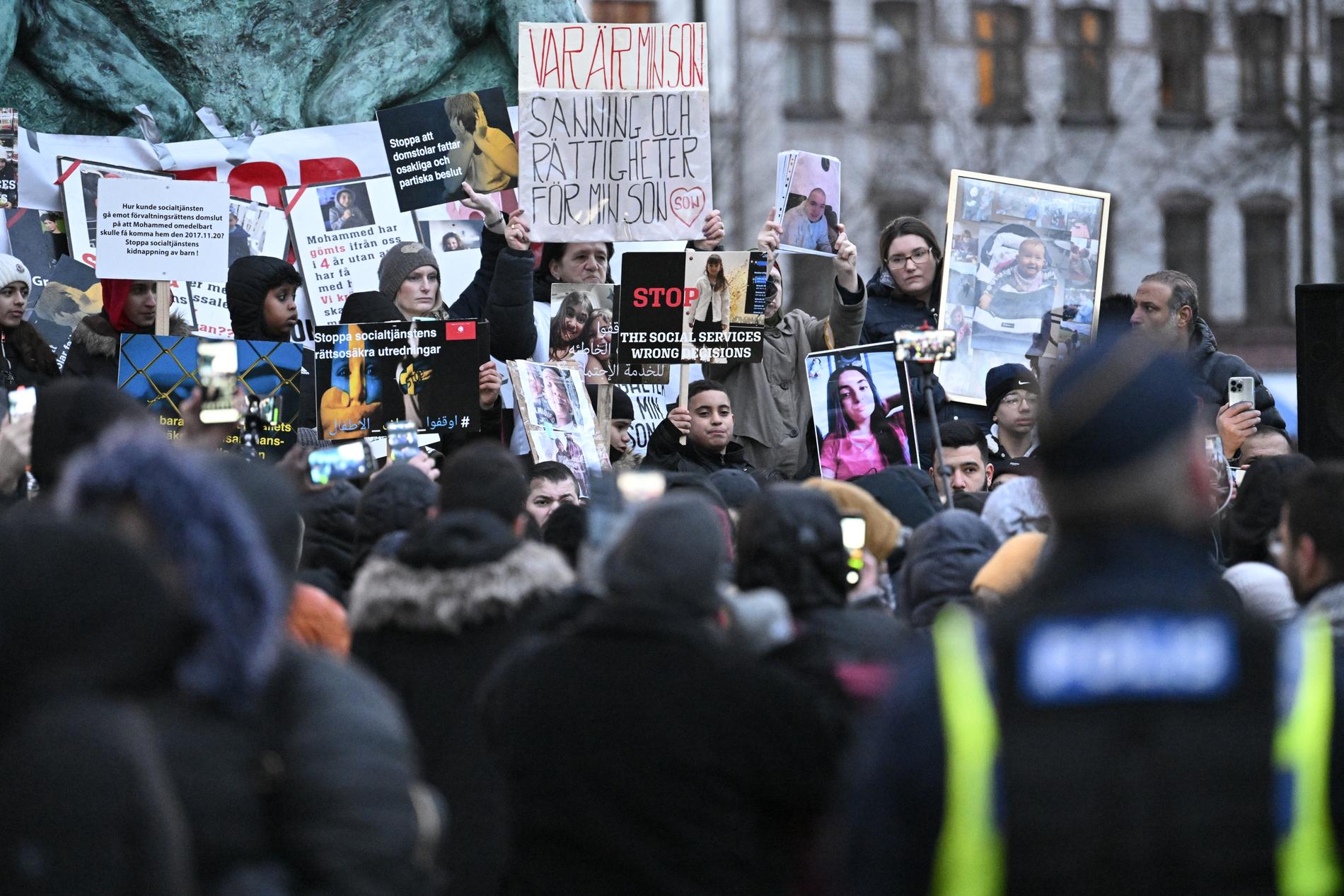 Demonstration mot socialtjänsten på Möllevångstorget i Malmö i februari 2022. 
