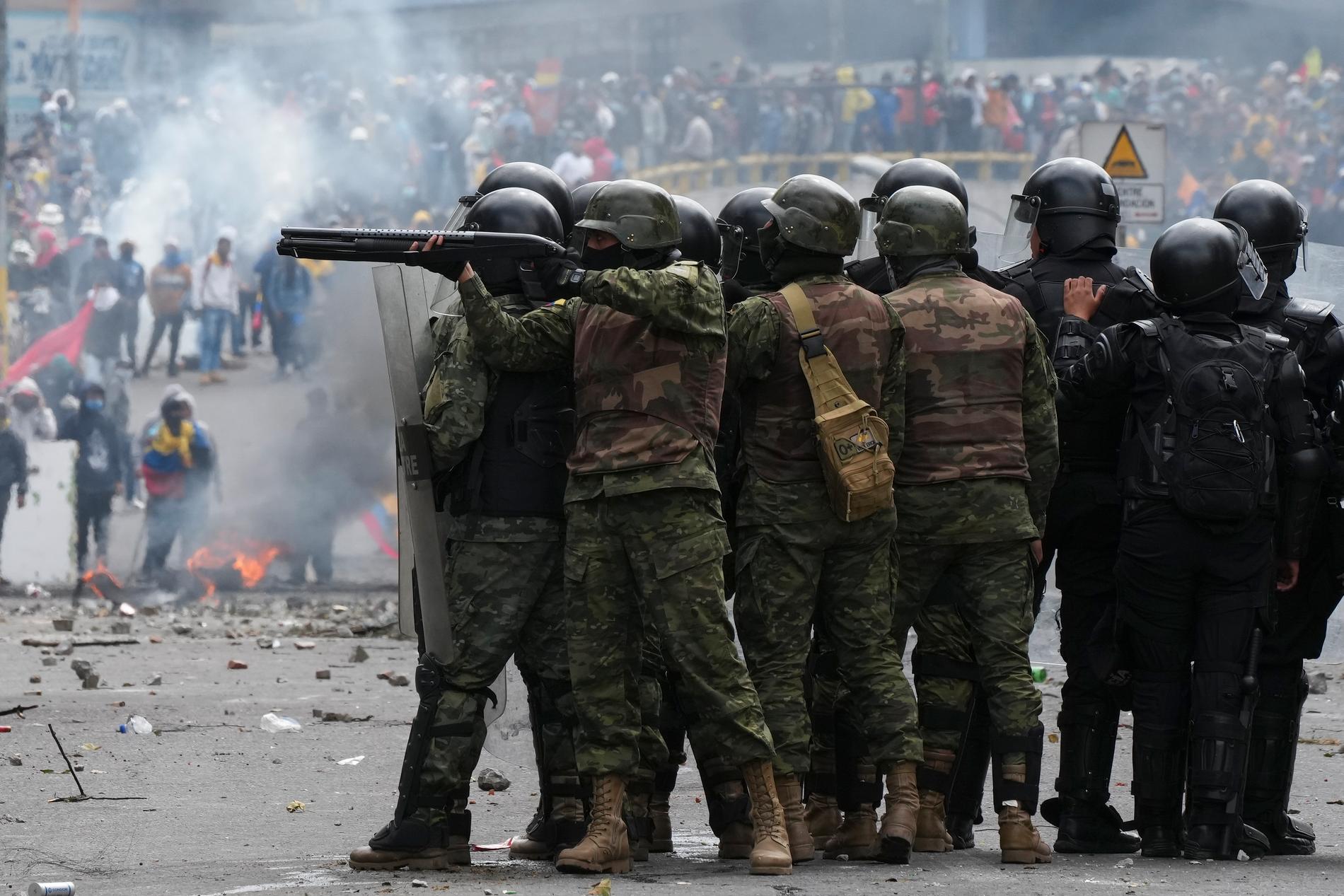 Riksrättsomröstningen kom efter flera veckors allt mer våldsamma protester mot höga levnadskostnader. Bild från huvudstaden Quito, 21 juni.