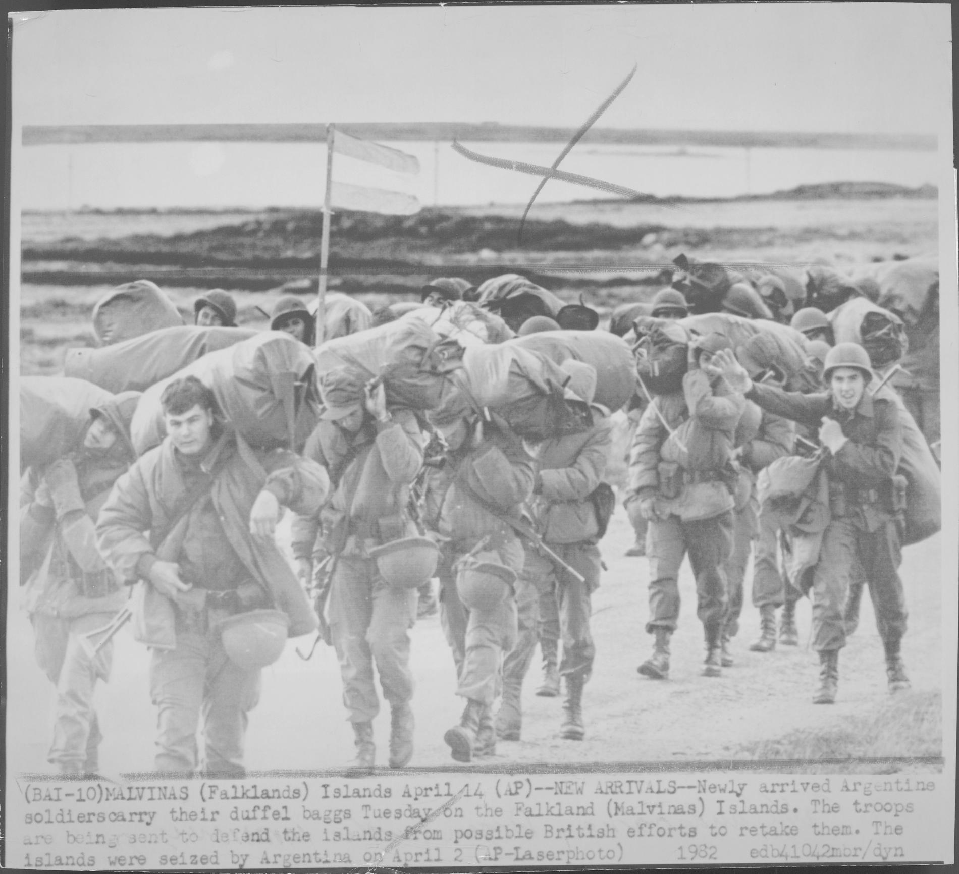 Argentinska soldater anländer till Falklandsöarna 1982.