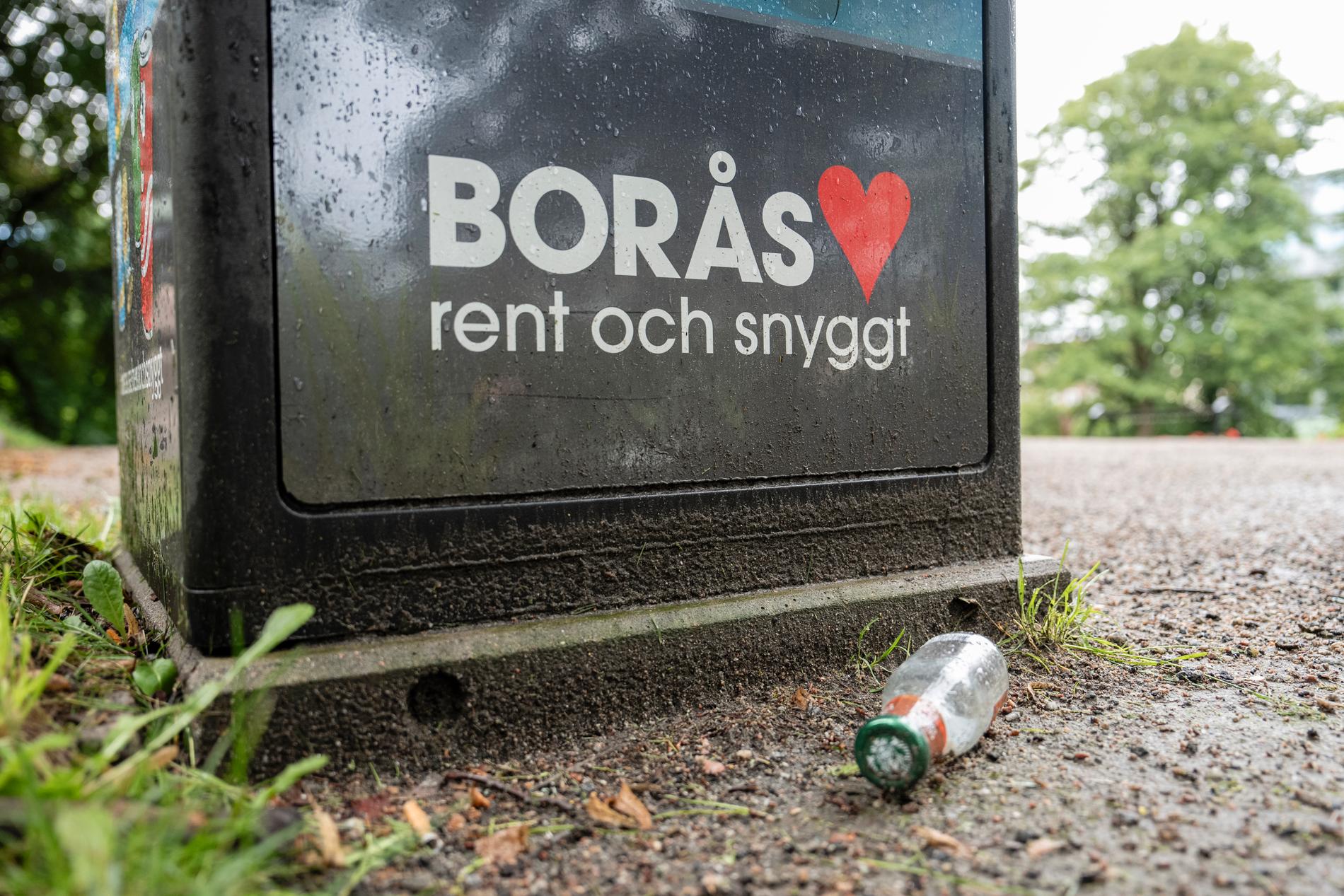 Borås stad har slutat att städa gator och torg på helgerna. 