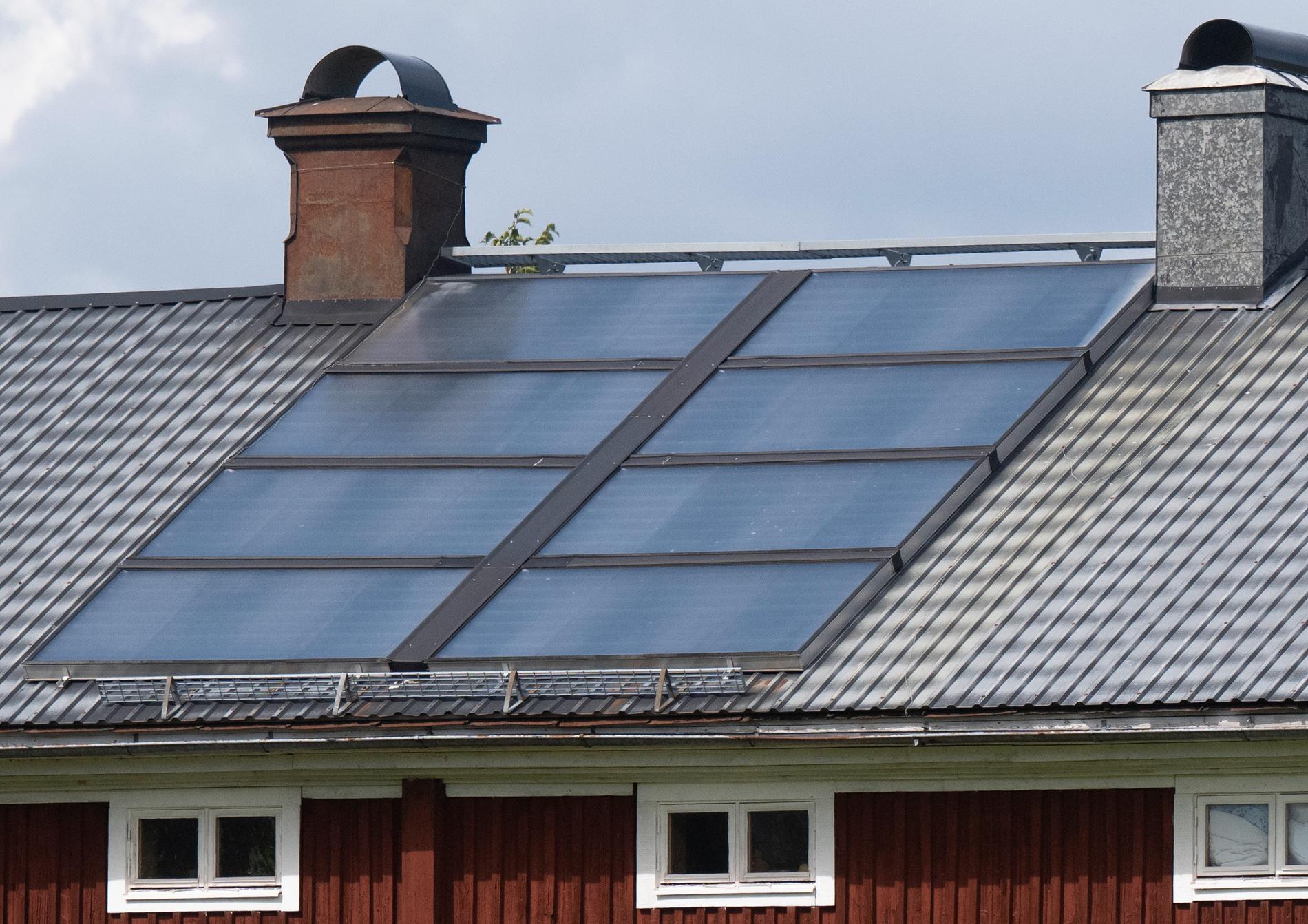 En allt vanligare syn, solceller på hustak. Arkivbild.