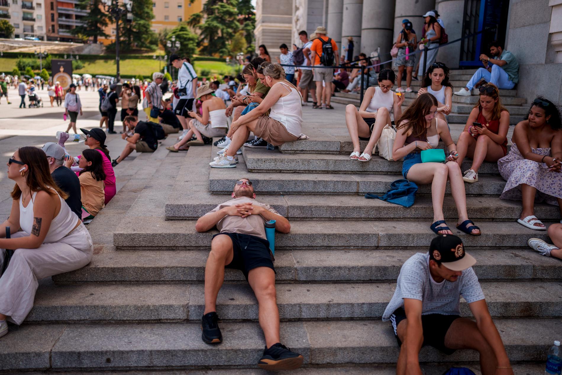 Människor vilar under en varm och solig sommardag i Madrid, Spanien, onsdagen den 19 juli 2023.
