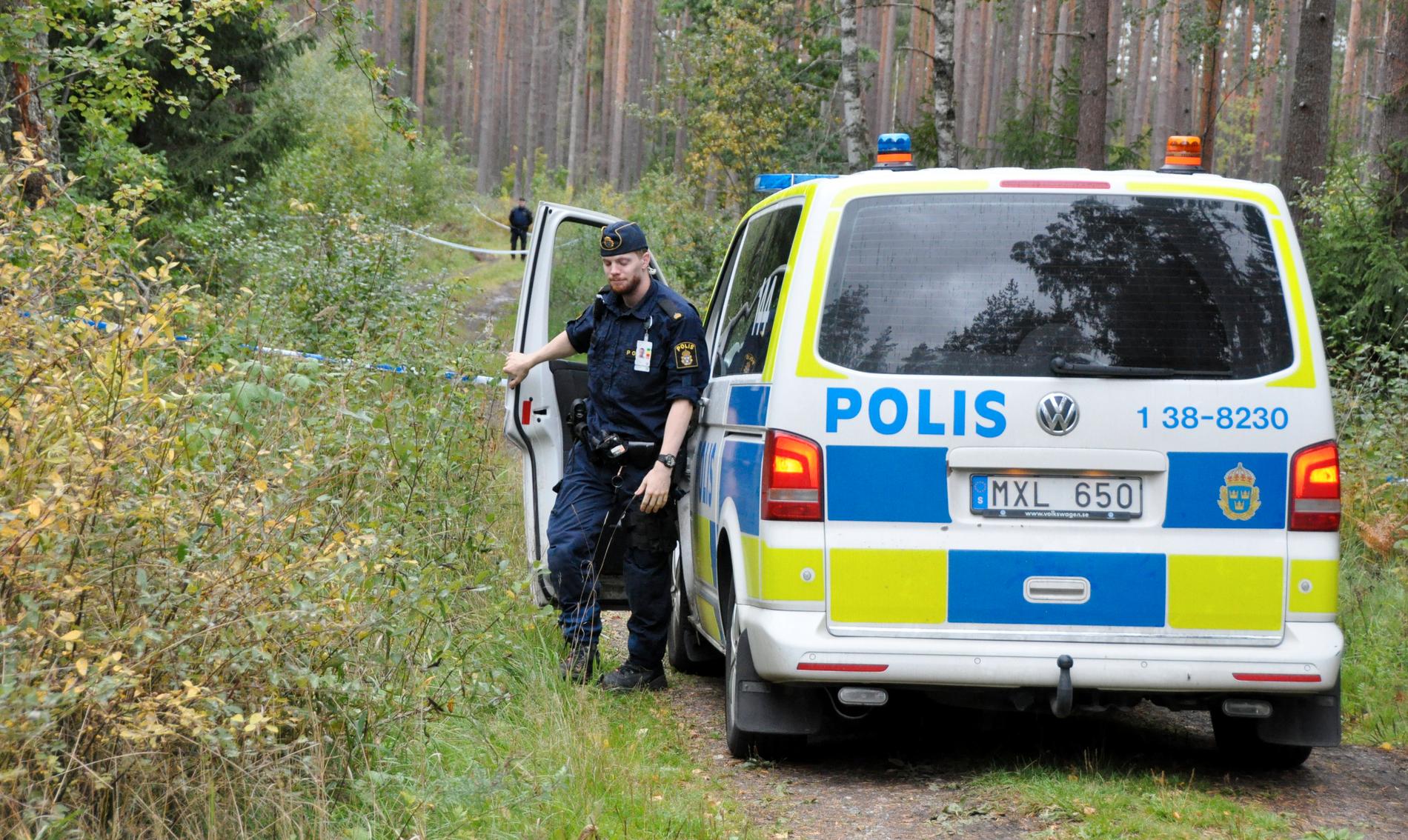 En död person har hittats i ett skogsområde i Sigtuna, norr om Stockholm. 