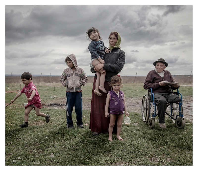Felicia Radu i rumänska Pauleasca har fyra barn, 2, 4, 5 och 10 år gamla. Morfar Angels dröm är att resa iväg och försöka tigga ihop till att bygga ett litet hus åt familjen. Bild från ledarredaktionens reportage i Rumänien.