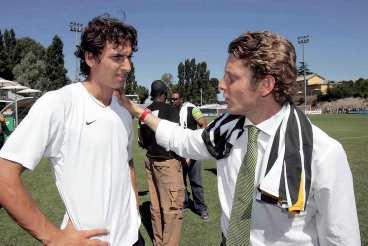 lever lyxliv Lapo Elkann är känd för sitt jetset-liv, men också för sitt starka engagemang i Juventus. Här träffar han Zlatan Ibrahimovic under en Juve-träning.