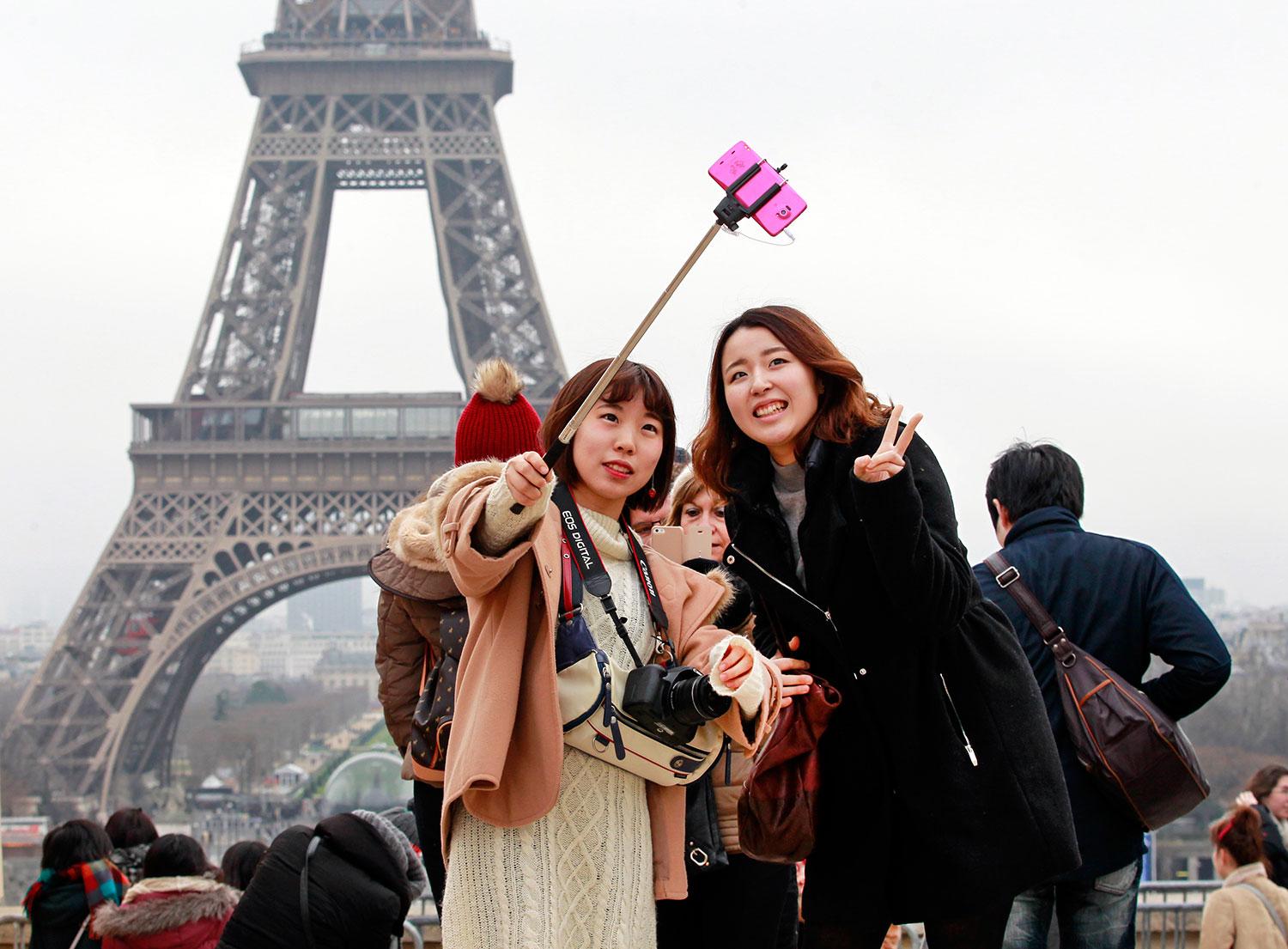 Vid Eiffeltornet går det fortfarande bra att använda selfiepinnen. Men på andra attraktioner i Paris portas de nu.
