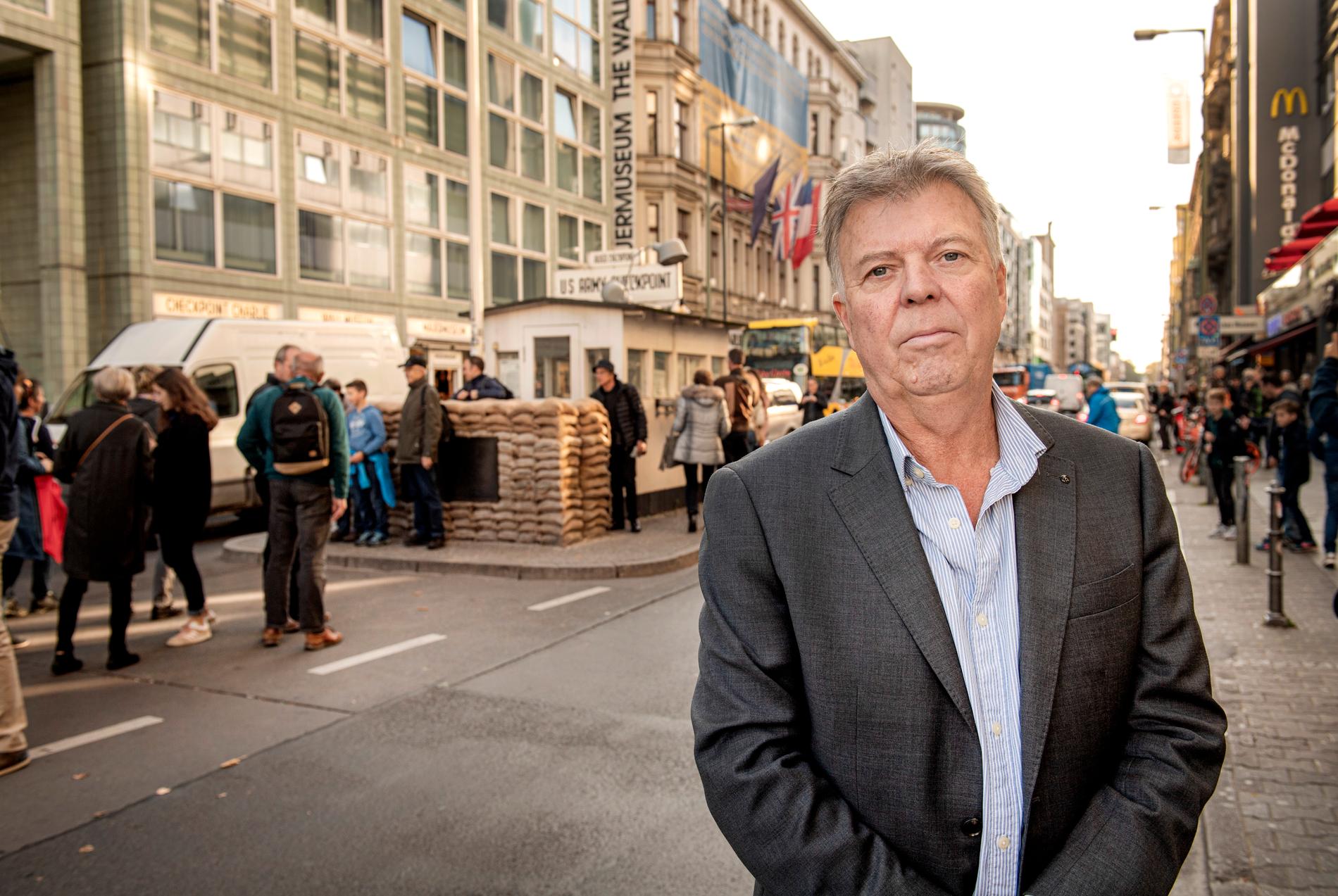 Wolfgang Hansson vid Checkpoint Charlie 30 år senare.