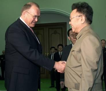 OVÄNTAT BESÖK Göran Persson fick i går vänta och vänta på besked om när han skulle få träffa Nordkoreas ledare Kim Jong Il. Programmet ändrades timme för timme - tills diktatorn plötsligt dök upp i det gästhus i Pyongyang där Persson bor. Mötet, inklusive den officiella fotograferingen, varade i tio minuter.