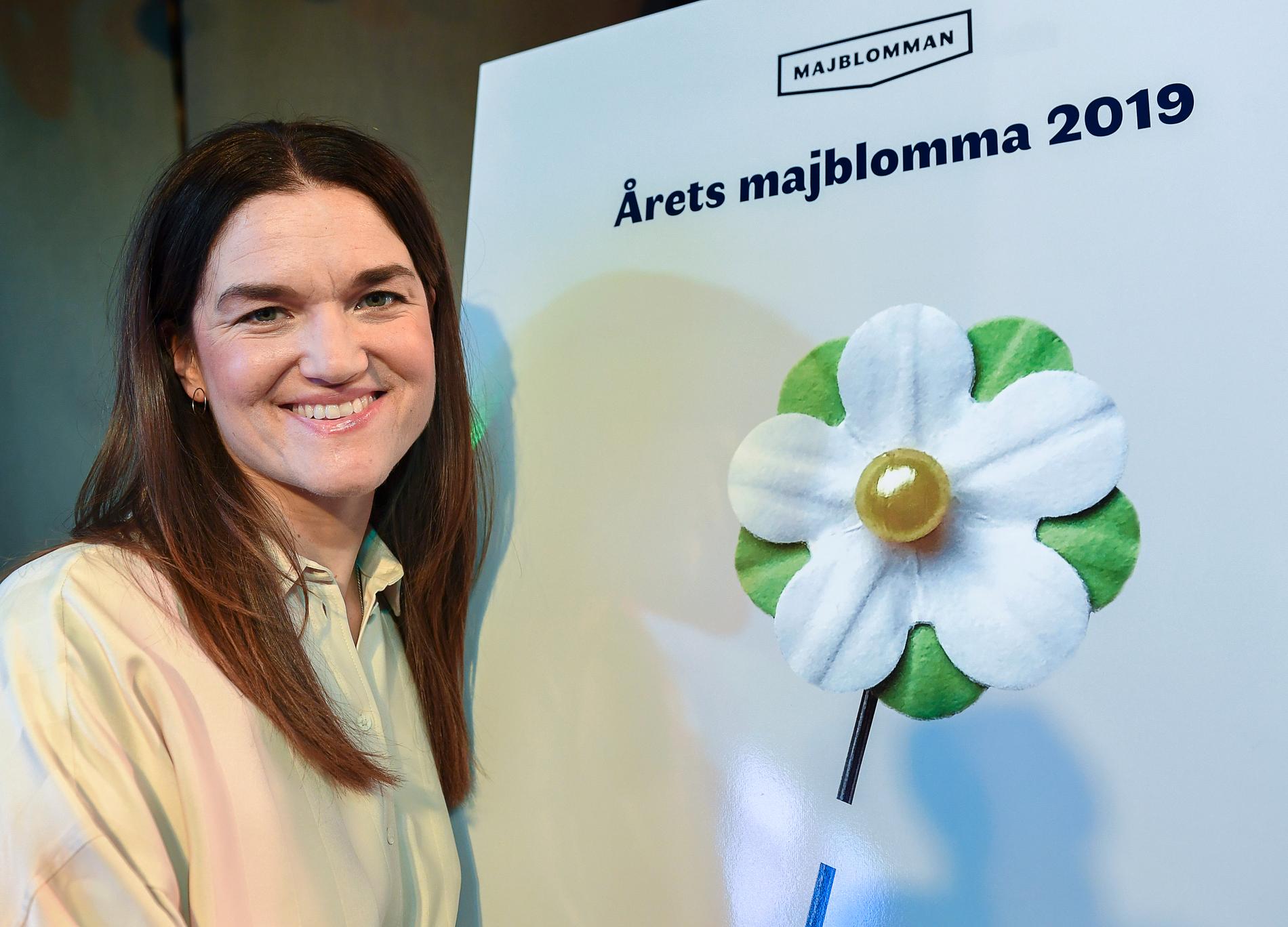 Majblommans generalsekreterare Tove Lindahl Greve presenterar majblomman 2019 som i år är designad av 13-åriga Saga från Stockholm. Hennes förslag gick till final, och fick flest röster på Majblommans hemsida.