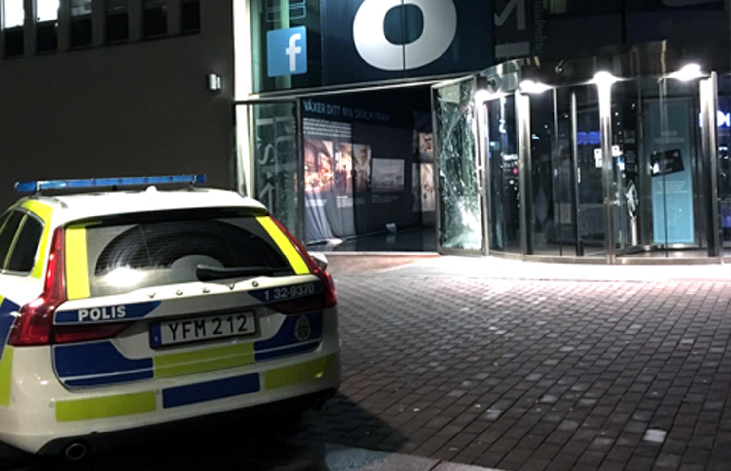 Flera bilar har forcerat en entré till gallerian Skärholmen centrum i en ”smash and grab”-kupp.