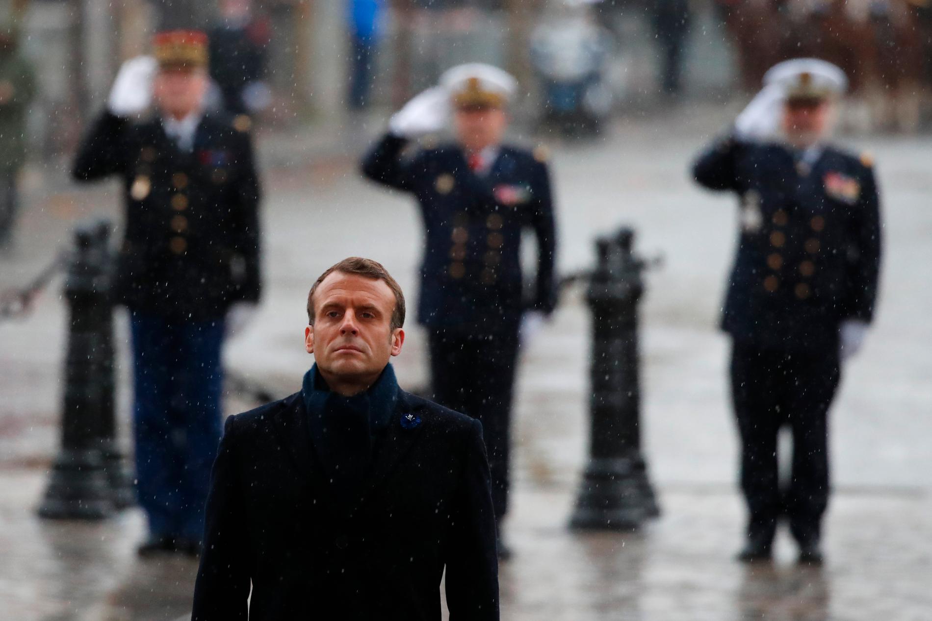 Frankrikes president Emmanuel Macron framför Triumfbågen i Paris i måndags under hedrandet av Första världskrigets offer på 101-årsdagen av krigets slut.