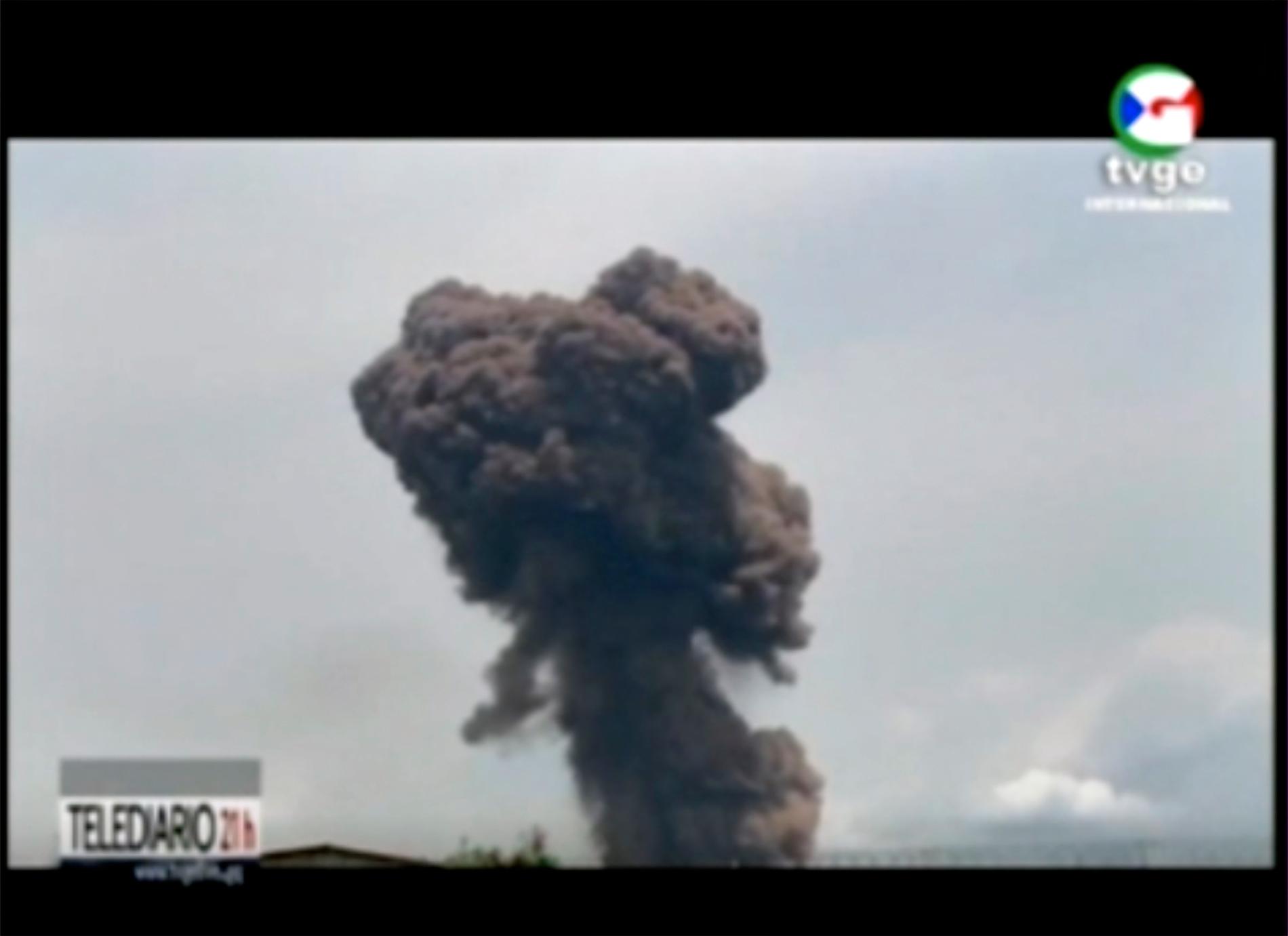 På tv-bilder från TVGE syns hur tjock, svart rök stiger upp från explosionsområdet.