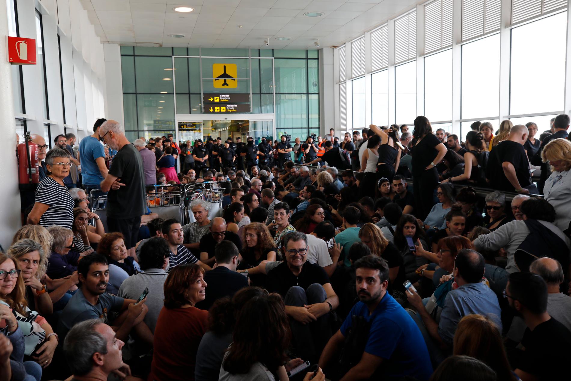 Demonstranter blockerar ingången till flygplatsen El Prat i Barcelona i protest mot de fängelsestraff som Spaniens högsta domstol på måndagen tilldömde 12 katalanska separatistledare.